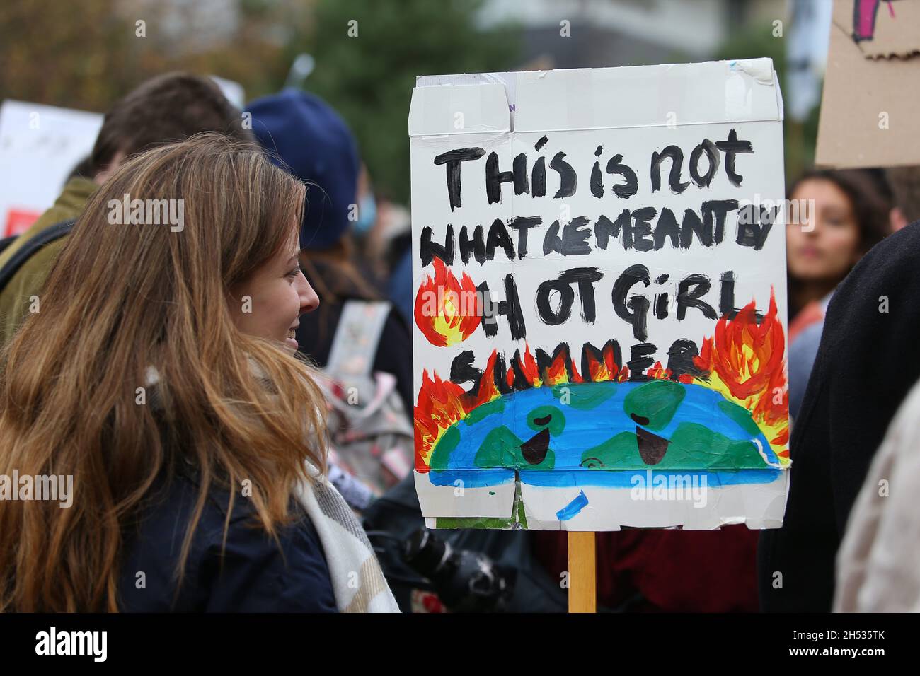 Protest gegen den Klimawandel, Birmingham, Großbritannien. November 2021. Hunderte von Protestierenden versammelten sich im Stadtzentrum von Birmingham, um ihrer Frustration über den Mangel an echten Fortschritten bei den Gesprächen auf der COP26 Luft zu machen. Kredit: Peter Lopeman/Alamy Live Nachrichten Stockfoto