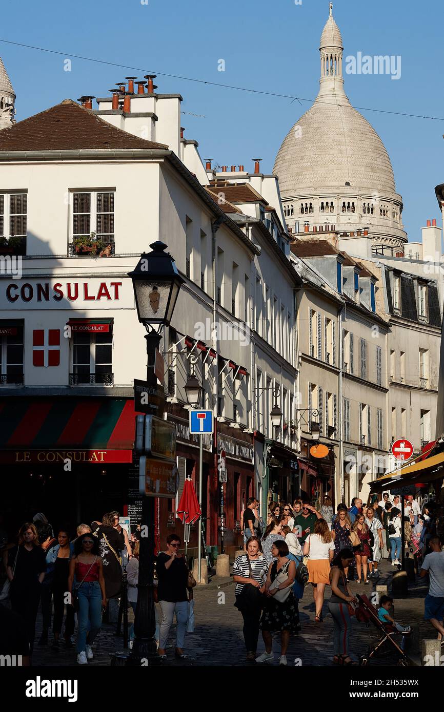 Paris, Frankreich - 2019. Juli: Menschenmassen wandern in der Rue Norvins, einer gepflasterten Straße, die zum Place du Tertre führt, nur wenige Straßen von der Basilika von Montmartre entfernt Stockfoto