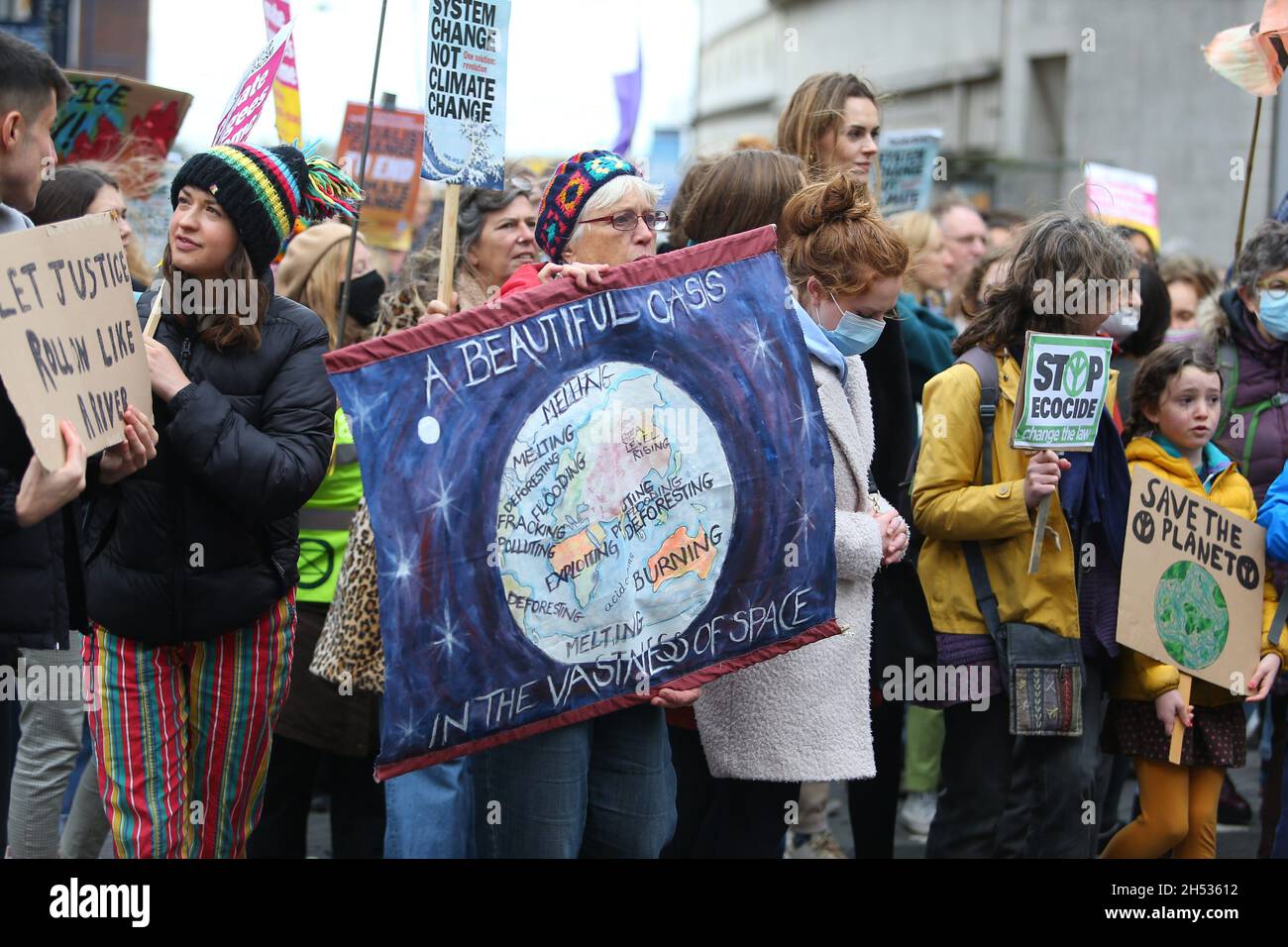 Protest gegen den Klimawandel, Birmingham, Großbritannien. November 2021. Hunderte von Protestierenden versammelten sich im Stadtzentrum von Birmingham, um ihrer Frustration über den Mangel an echten Fortschritten bei den Gesprächen auf der COP26 Luft zu machen. Kredit: Peter Lopeman/Alamy Live Nachrichten Stockfoto