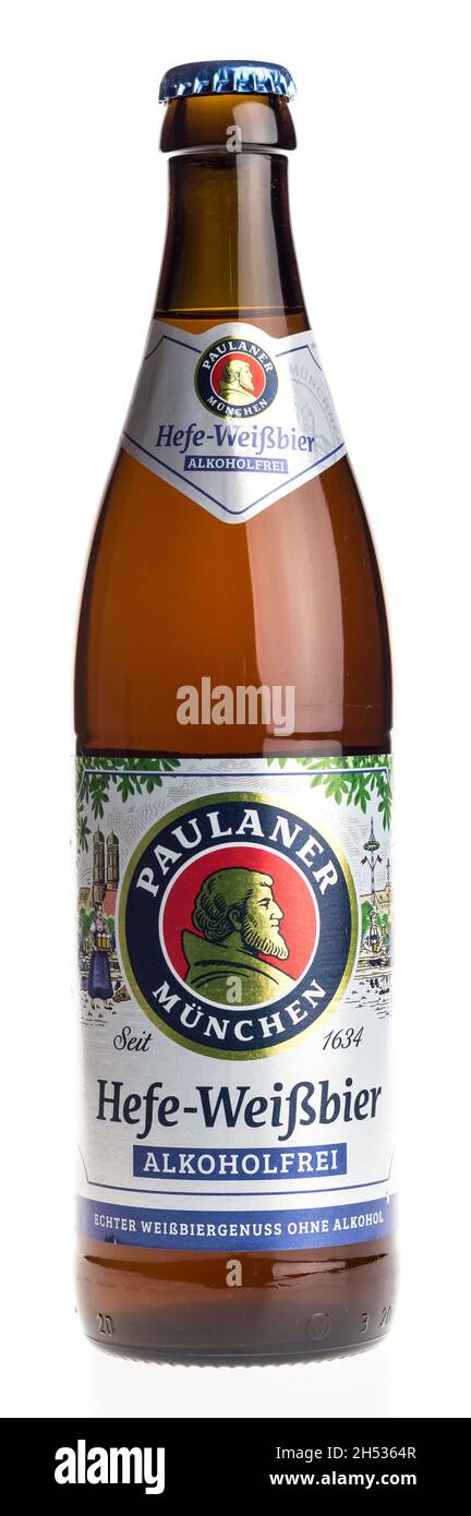 Eine Flasche alkoholfreies Paulaner-Weizenbier auf weißem Grund isoliert Stockfoto