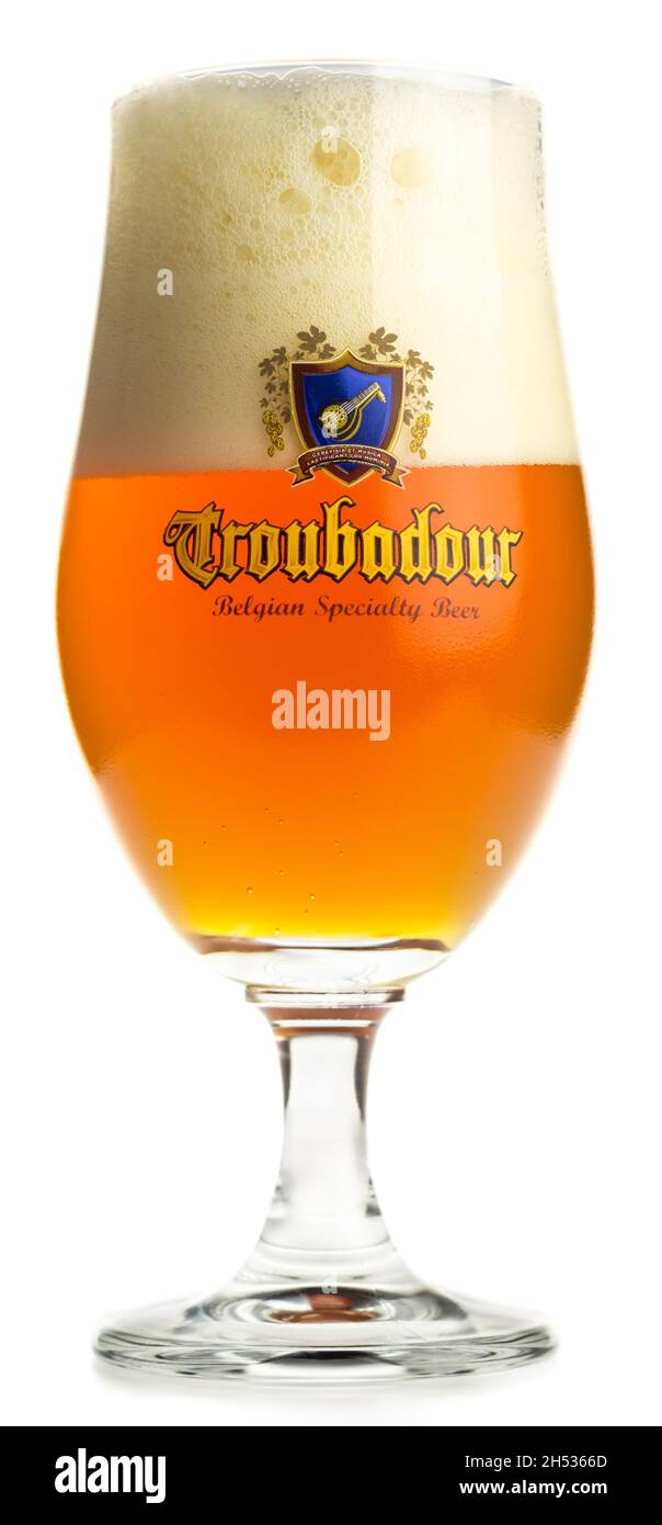 Ein Glas belgisches indisches blass Ale Troubadour Magma Bier auf weißem Grund isoliert Stockfoto