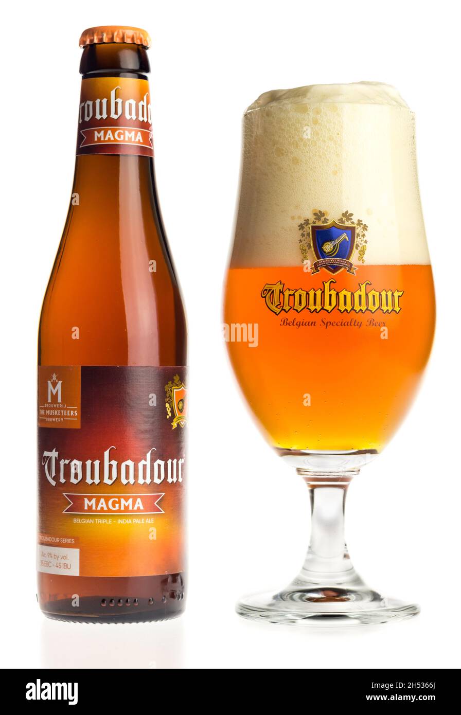 Flasche und Glas belgisches indisches blass Ale Troubadour Magma Bier isoliert auf weißem Hintergrund Stockfoto