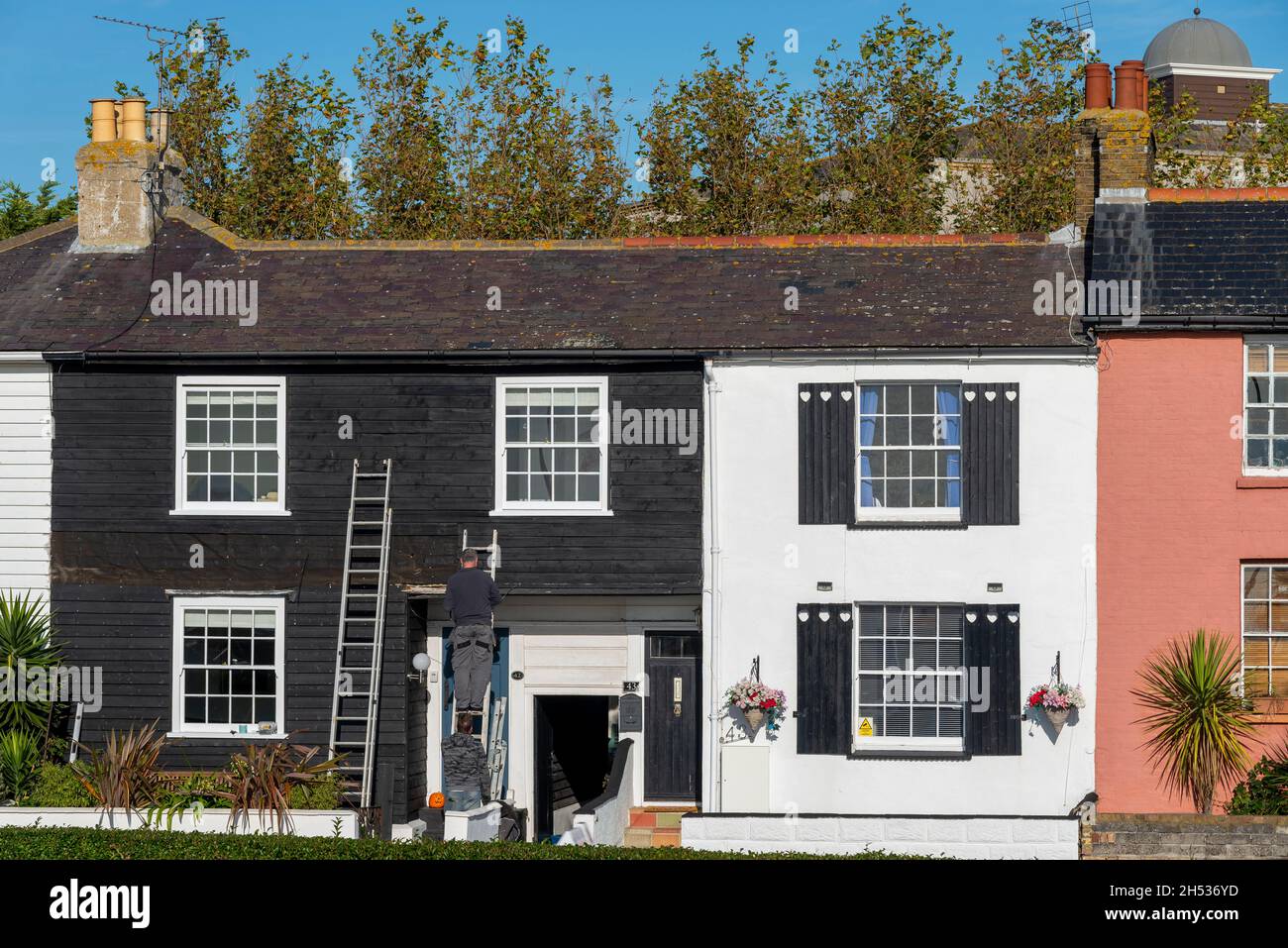 Altes, malerisches Hotel, das an der Küstenstraße in Southend on Sea, Essex, Großbritannien, verbessert wird. Schwarze Holzwetterplatte, mit Klapptafel verkleidet Stockfoto