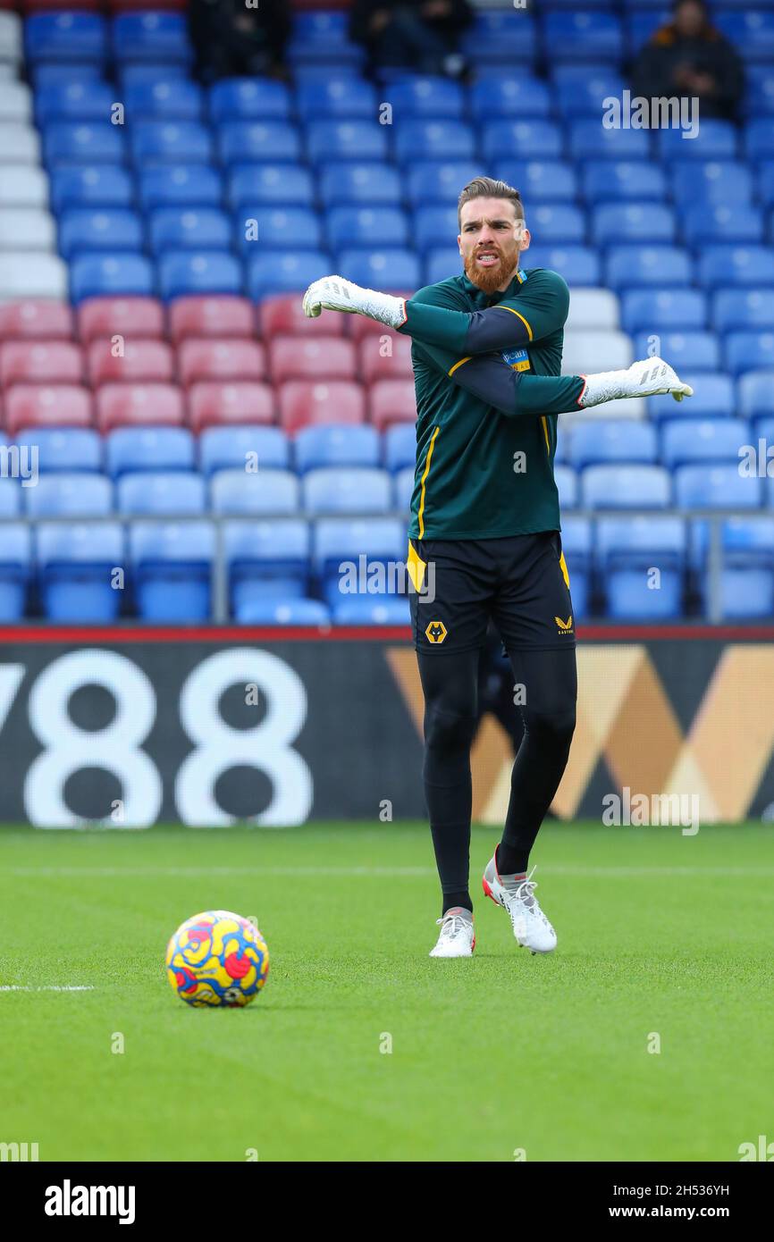 London, Großbritannien. London, Großbritannien. November 2021. 6. November 2021; Selhurst Park, Crystal Palace, London, England; Premier League Fußball, Crystal Palace versus Wolves: Jose Sa von Wolverhampton Wanderers wärmt sich vor dem Spiel auf. Kredit: Action Plus Sports Images/Alamy Live News Gutschrift: Action Plus Sports Images/Alamy Live News Stockfoto