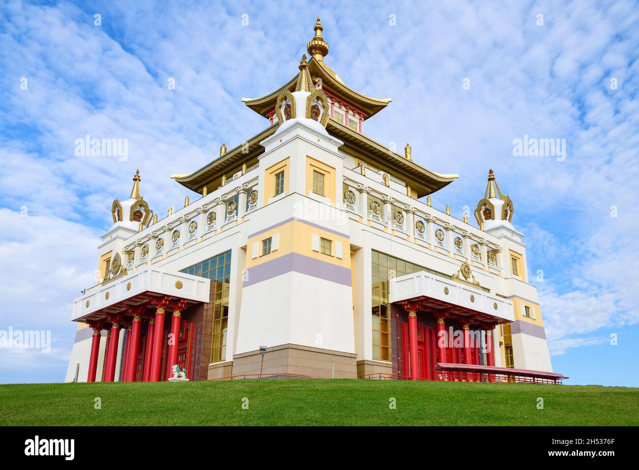 Blick auf den buddhistischen Tempel 'Goldener Aufenthaltsort von Buddha Shakyamuni' an einem sonnigen Septembertag. Elista, Russland Stockfoto