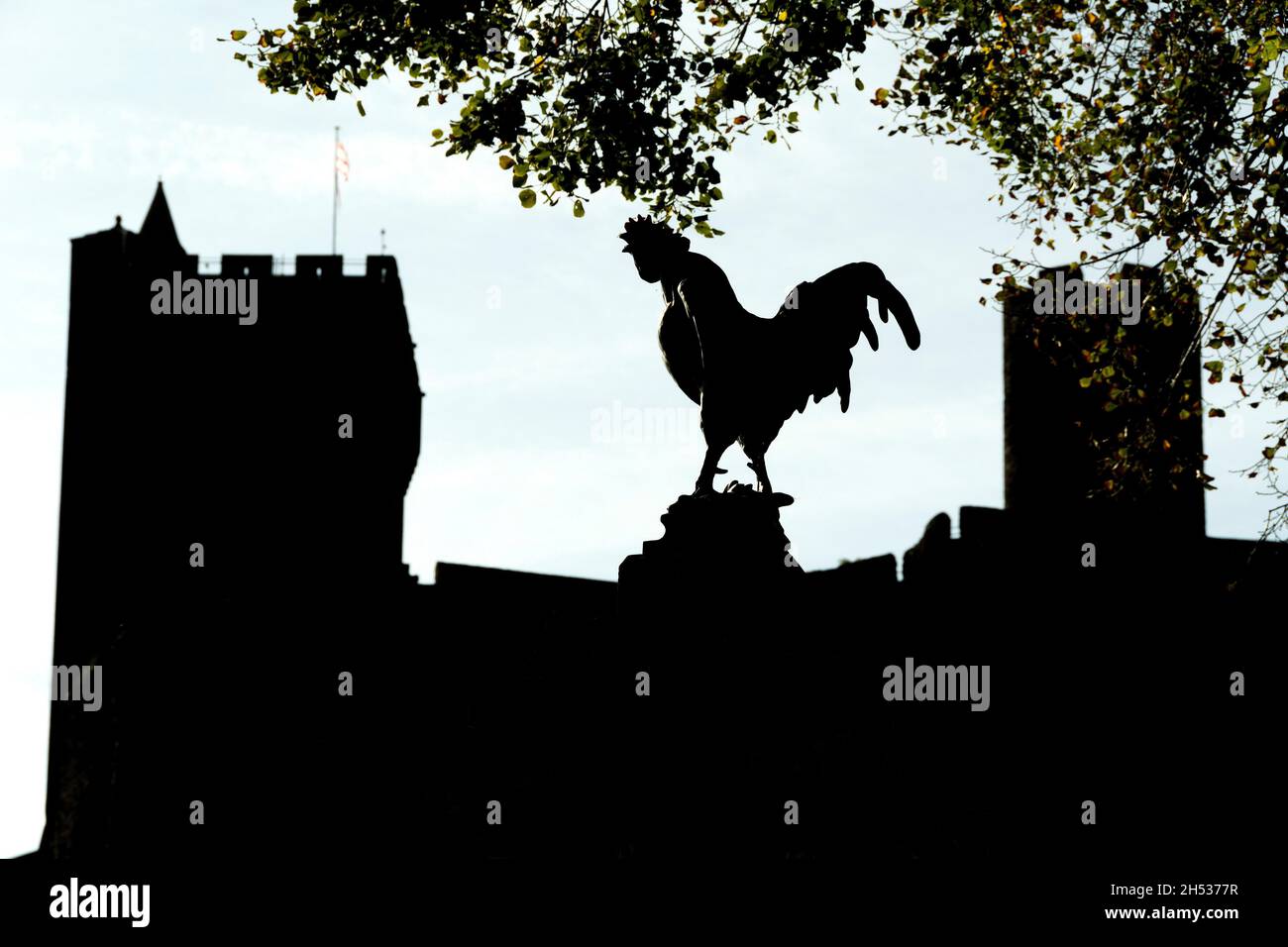 Statue eines Hahns vor einer mittelalterlichen Burg. Frankreich Stockfoto