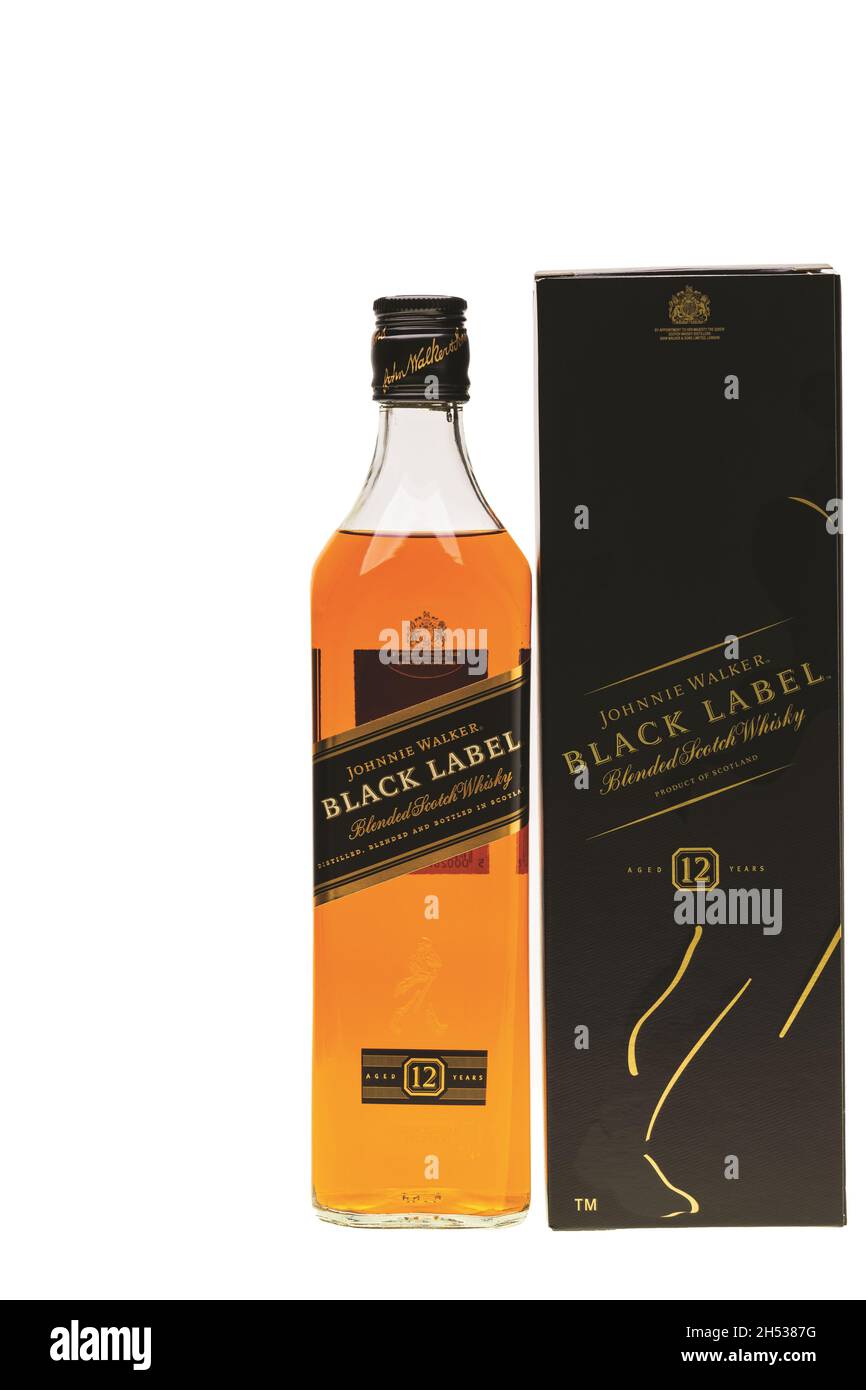 Schöne Ansicht einer Flasche Whisky mit Box Johnnie Walker Black Label isoliert auf weißem Hintergrund. Alkoholkonzept. Uppsals. Schweden. Stockfoto