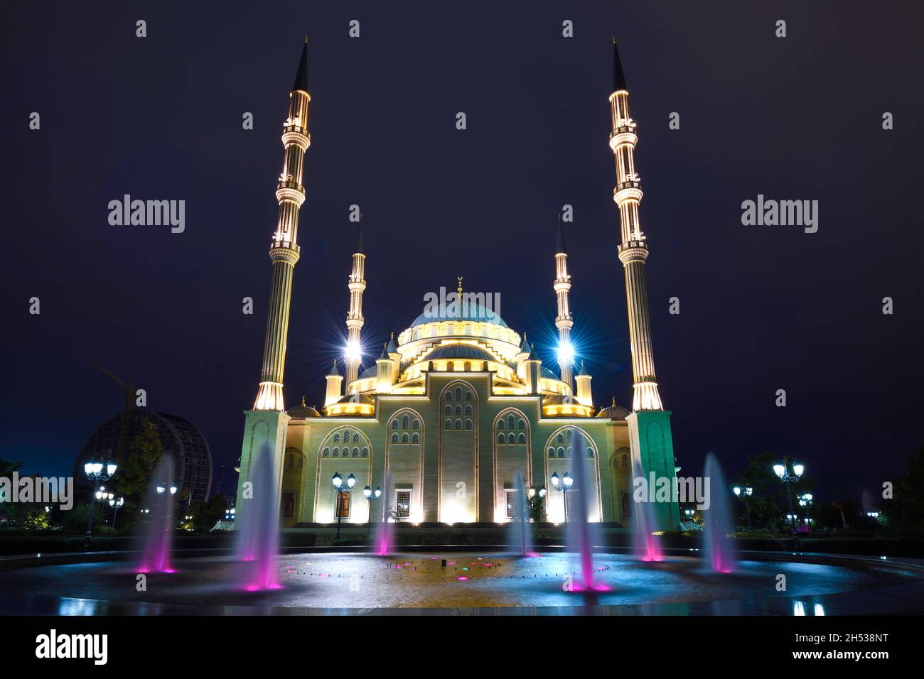 Nachtbrunnen vor dem Hintergrund des Herzens der Tschetschenien-Moschee. Grosny, Tschetschenische Republik Stockfoto