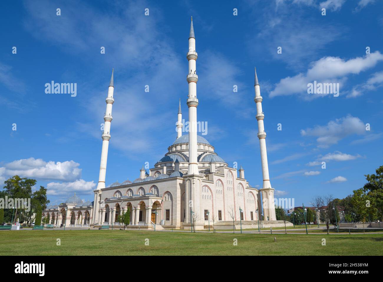 Blick auf die Tashu-Khadzhi Moschee an einem sonnigen Septembertag. Gudermes. Tschetschenische Republik, Russland Stockfoto