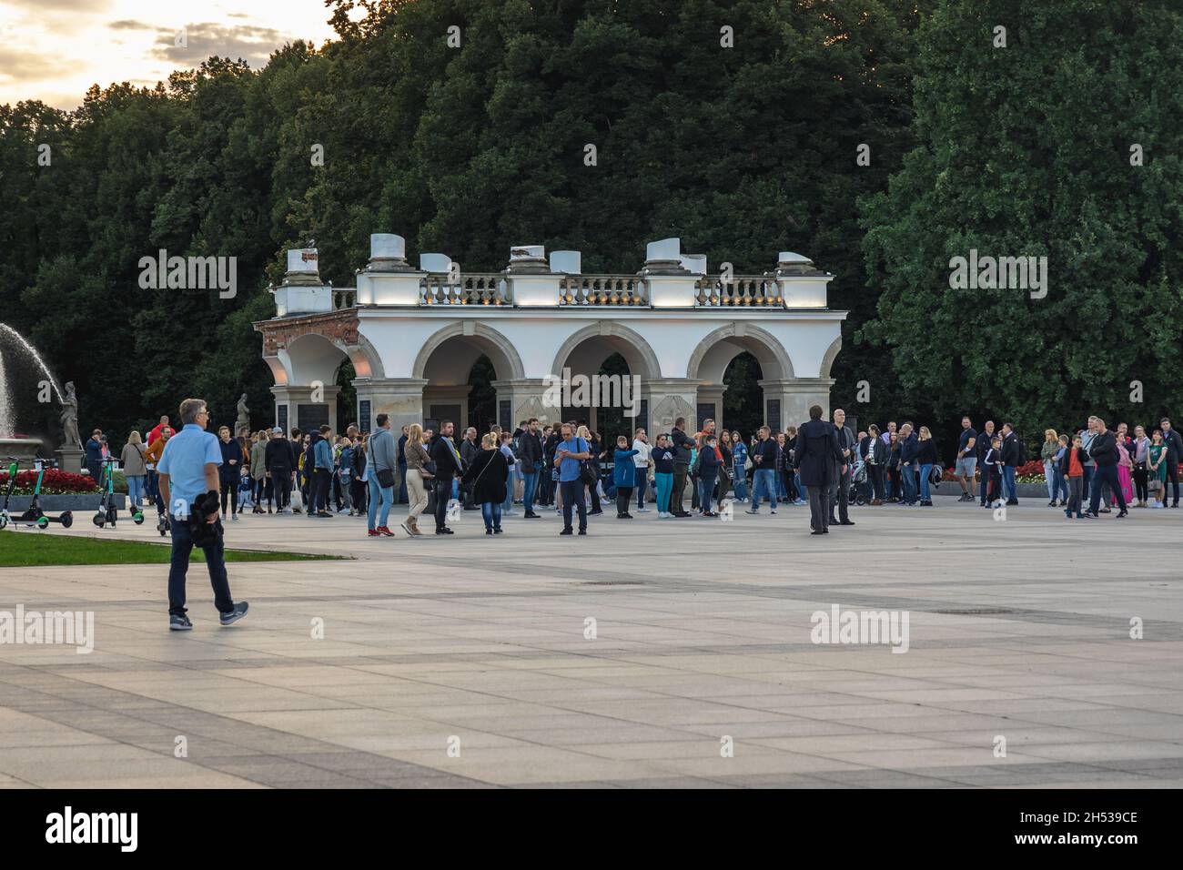 Grabmal des unbekannten Soldaten, der einzige erhaltene Teil des Sächsischen Palastes, der sich auf dem Pilsudski-Platz in Warschau, der Hauptstadt Polens, befindet Stockfoto