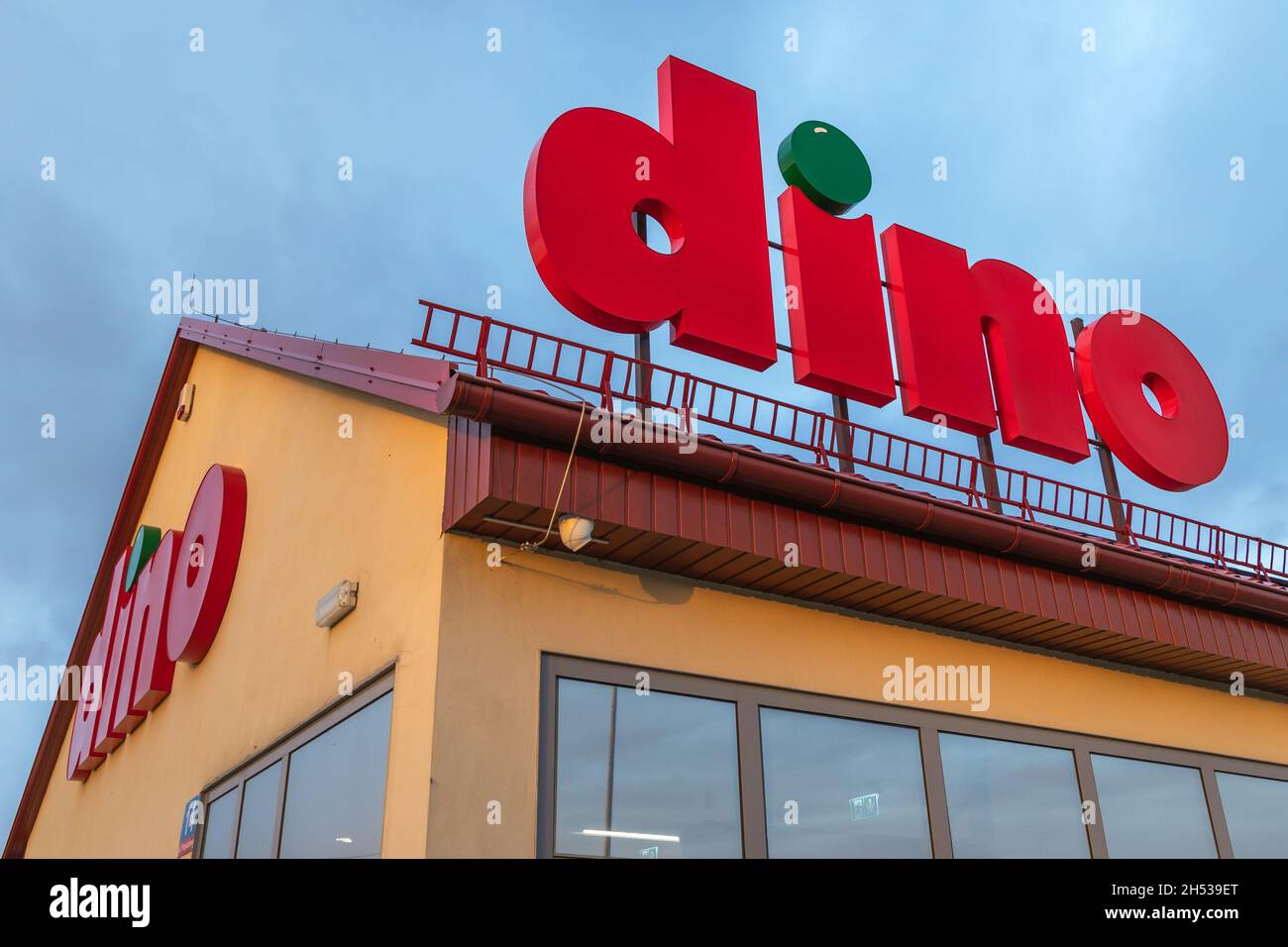 Dino-Supermarkt, polnische Lebensmitteleinzelhandelskette im Dorf Rogow, Woiwodschaft Lodzkie in Polen Stockfoto