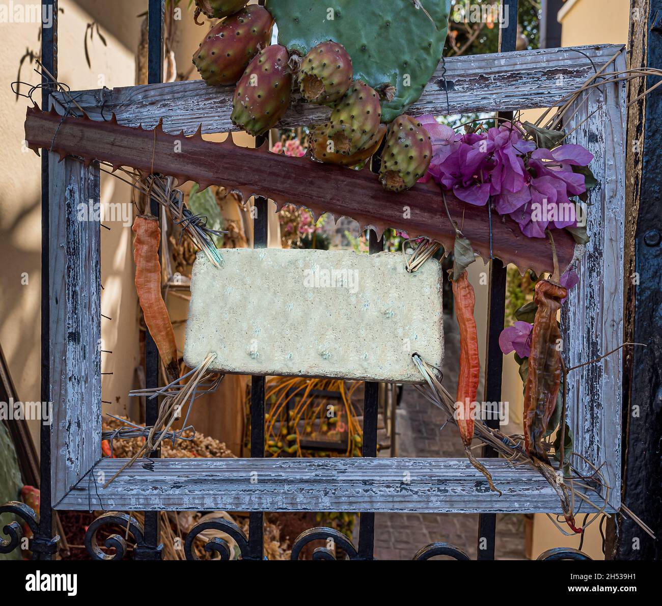 Leere Werbung in einem blauen Holzrahmen aus Blumen und einem Kaktus, Griechenland, 11. Oktober 2021 Stockfoto