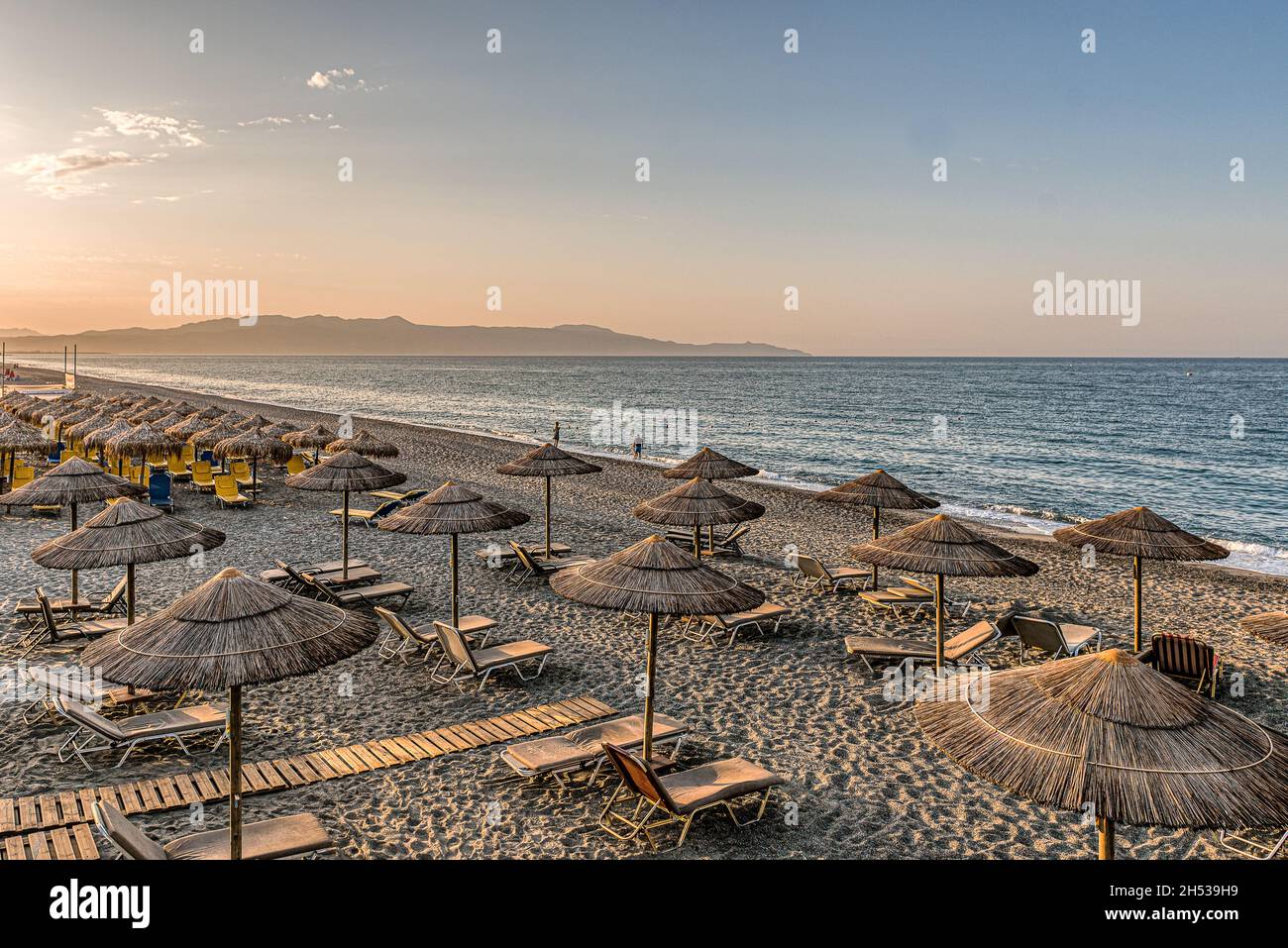 Keine Touristen an einem Strand mit Liegen und Sonnenschirmen, Kreta, Griechenland, 11. Oktober 2021 Stockfoto