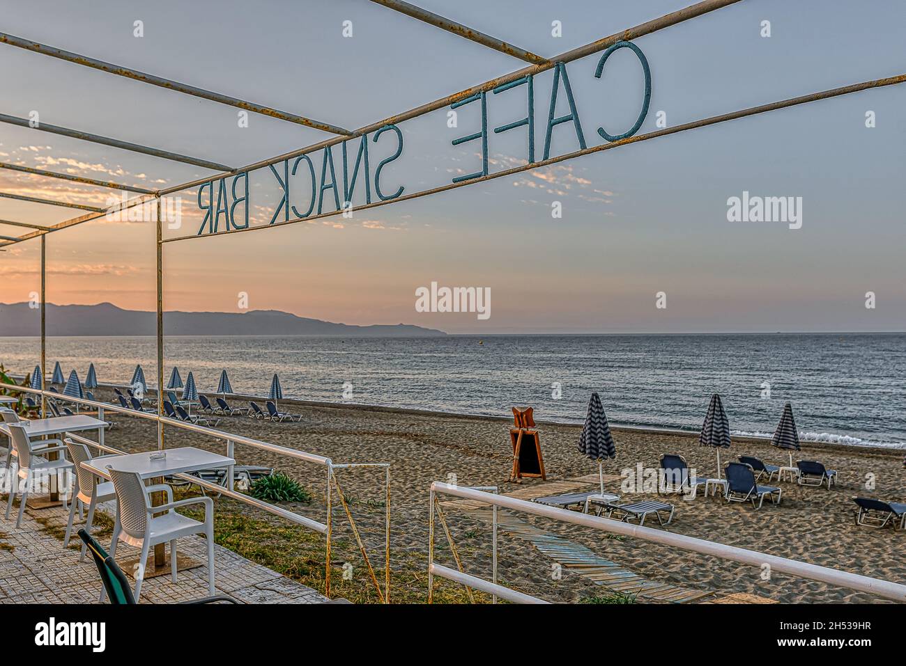 Eine Snackbar ohne Touristen mit Blick auf den Strand und das azurblaue Mittelmeer, Kreta, Griechenland, 11. Oktober 2021 Stockfoto
