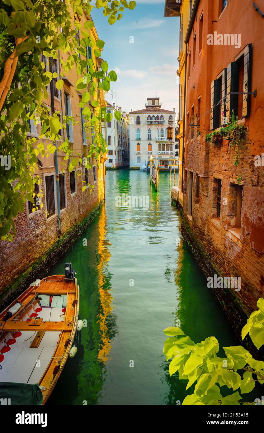 Boot im engen venezianischen Wasserkanal, Italien Stockfoto