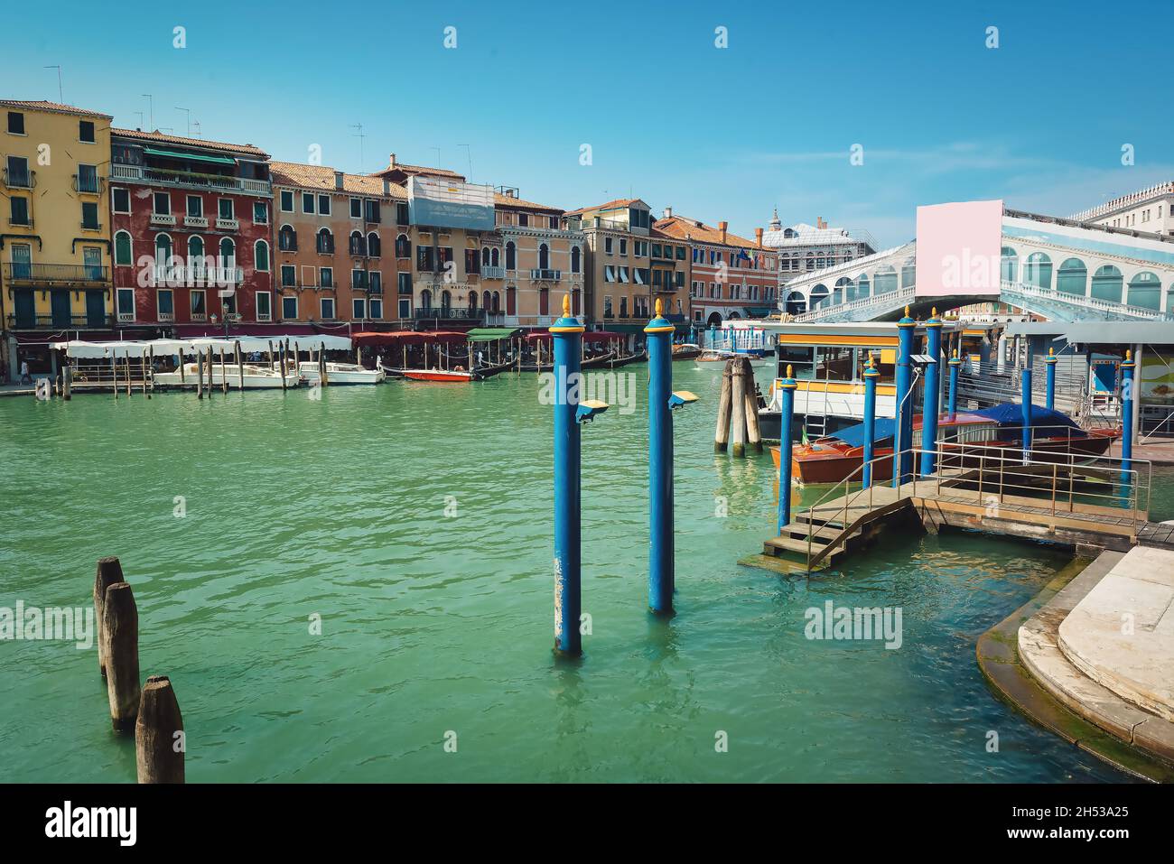 Rialtobrücke und Gondeln in Venedig, Italien Stockfoto