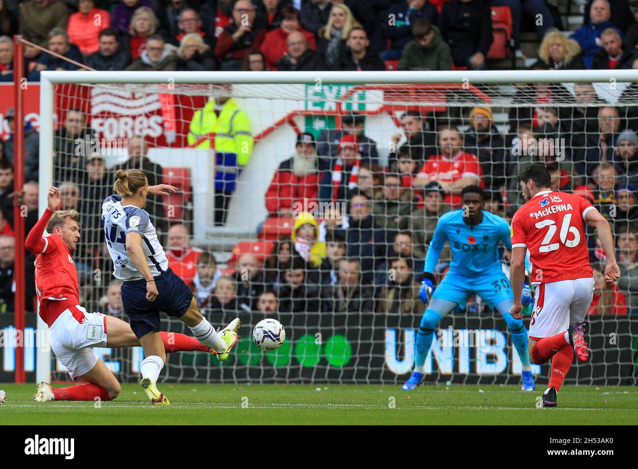 Nottingham, Großbritannien. November 2021. Brad Potts #44 von Preston North End schießt beim Tor, wird aber am 11/6/2021 in Nottingham, Großbritannien, gerettet. (Foto von James Heaton/News Images/Sipa USA) Quelle: SIPA USA/Alamy Live News Stockfoto