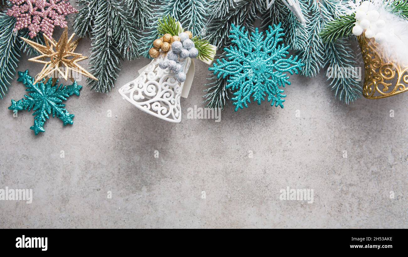 Weihnachtsglocke und Schneeflocke Dekorationen Draufsicht Hintergrund Stockfoto