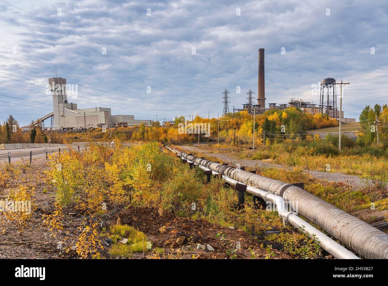 Die Nickelmine von Nal Canada mit Herbstfärbung in der Nähe von Thompson, Manitoba, Kanada. Stockfoto