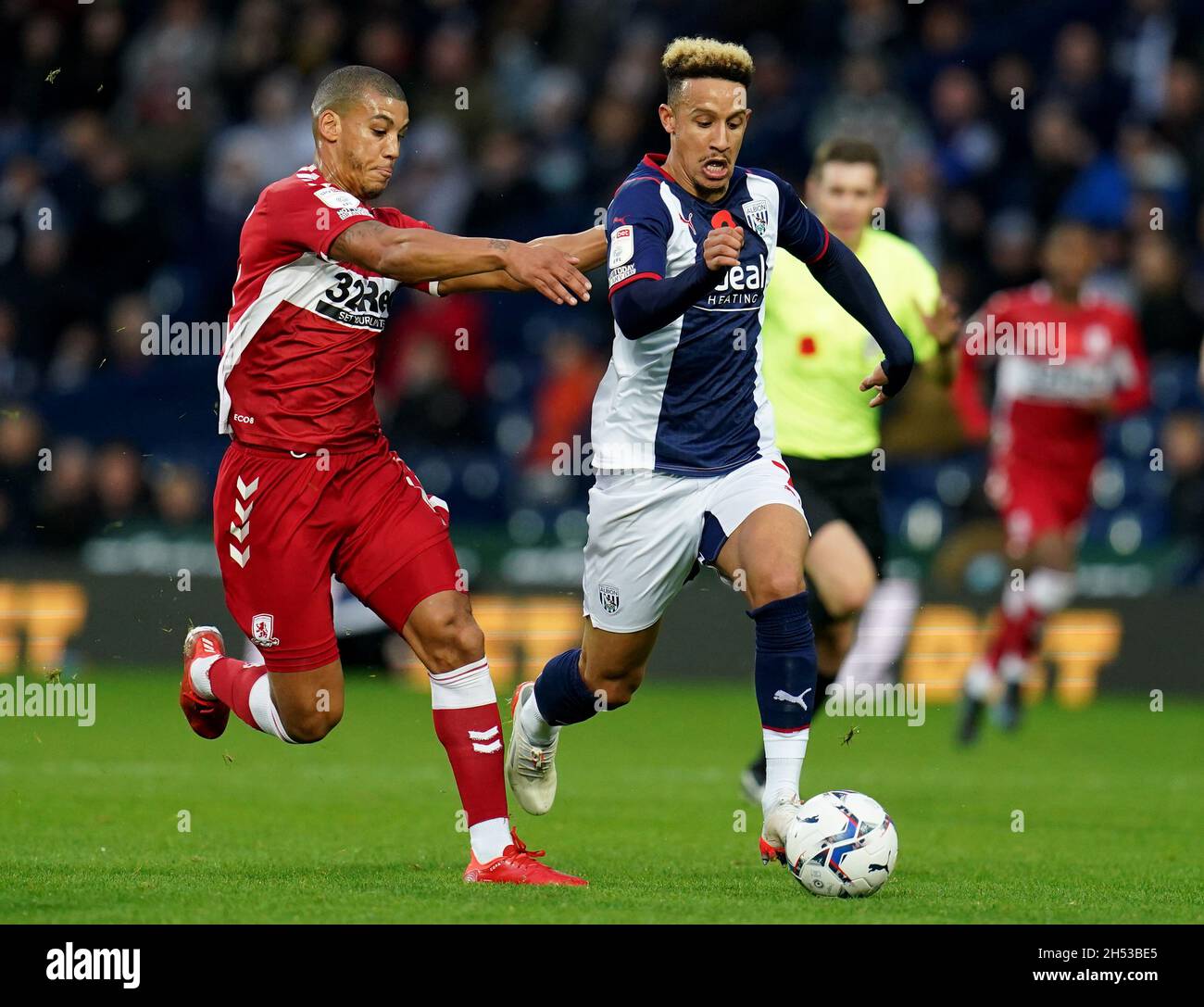 Lee Peltier von Middlesbrough und Callum Robinson von West Bromwich Albion (rechts) kämpfen während des Sky Bet Championship-Spiels auf den Hawthorns, West Bromwich, um den Ball. Bilddatum: Samstag, 6. November 2021. Stockfoto