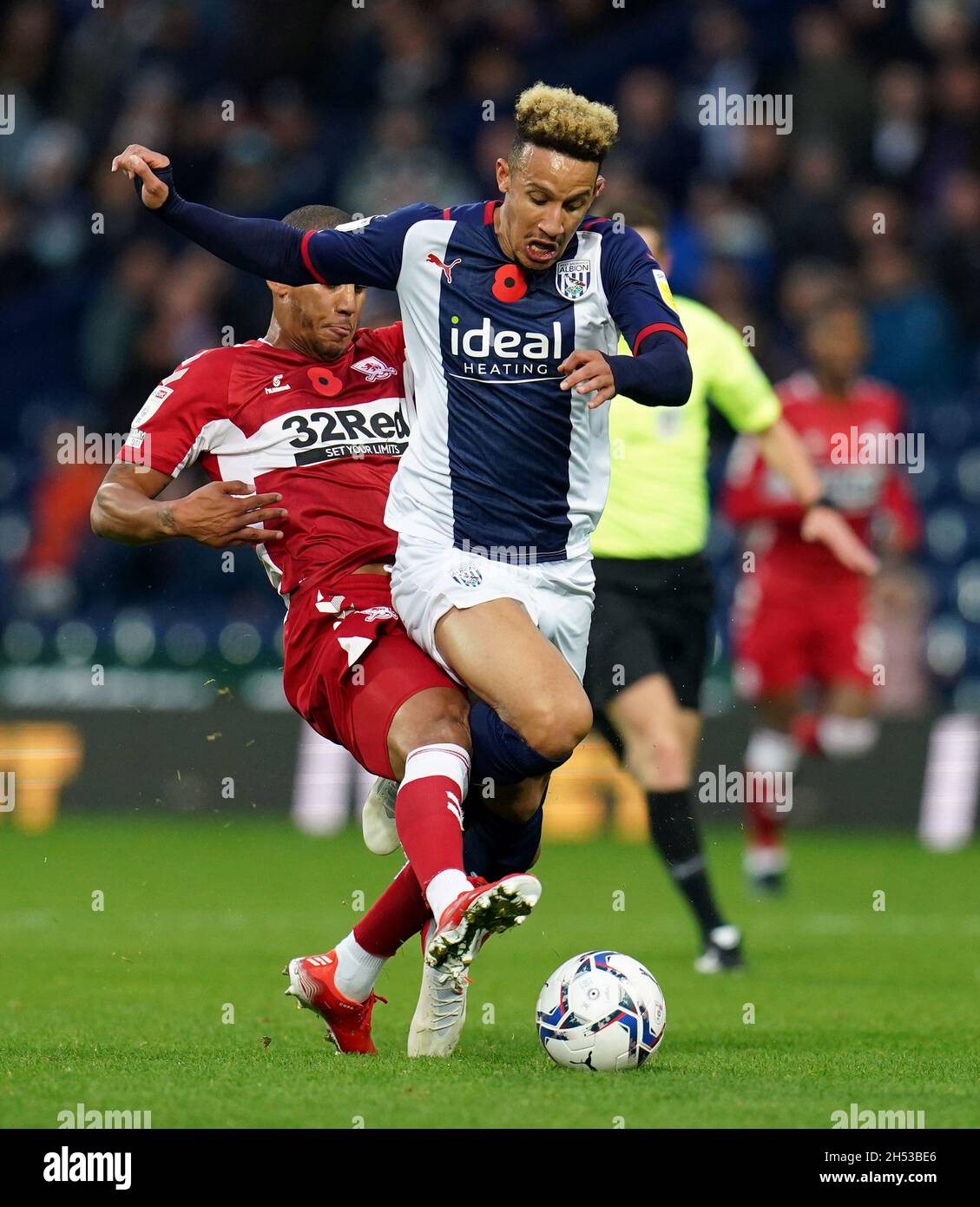 Lee Peltier von Middlesbrough und Callum Robinson von West Bromwich Albion (rechts) kämpfen während des Sky Bet Championship-Spiels auf den Hawthorns, West Bromwich, um den Ball. Bilddatum: Samstag, 6. November 2021. Stockfoto