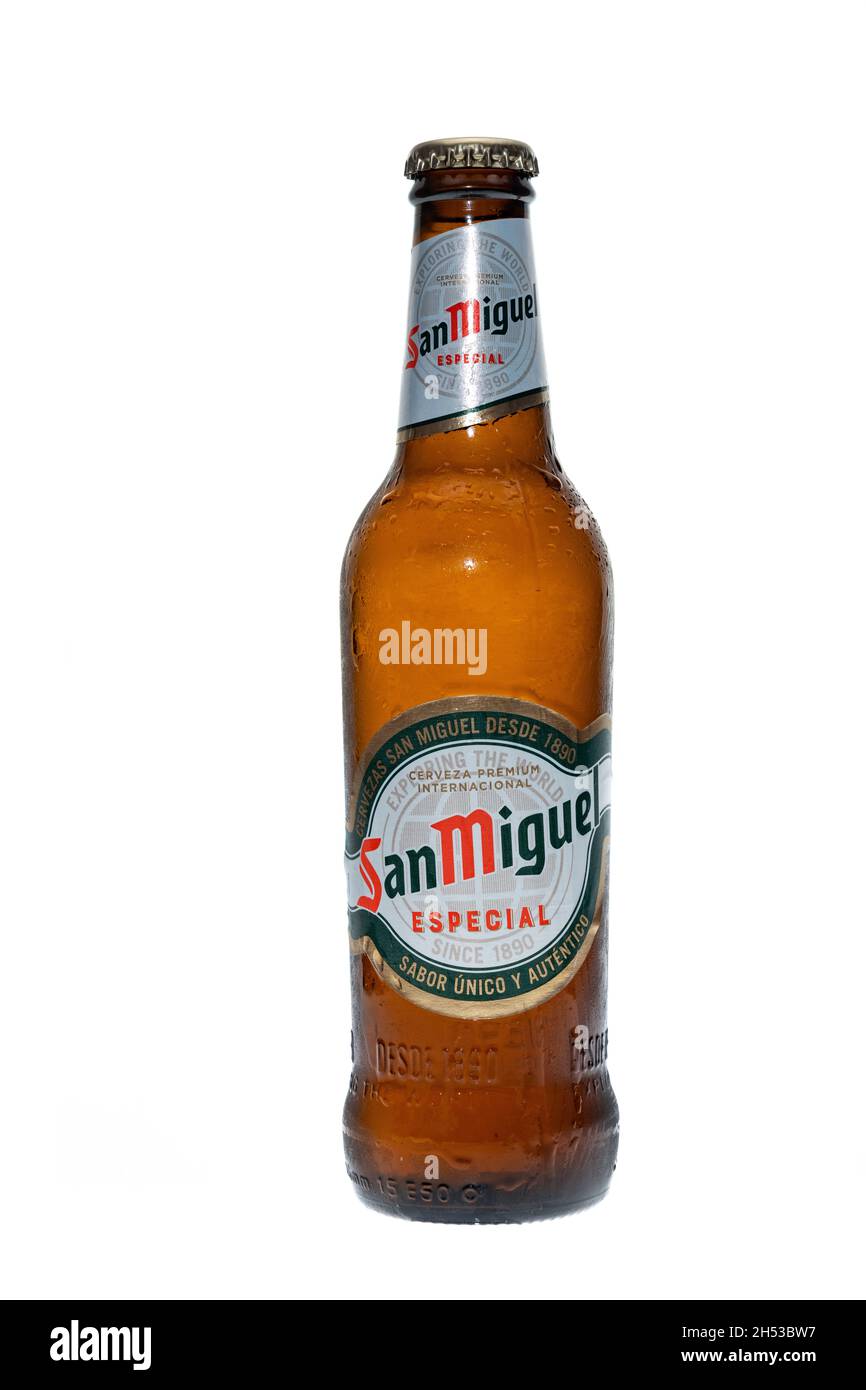 London, Vereinigtes Königreich - 26. Oktober 2021 ; Eine kalte Flasche San Miguel Bier. San Miguel ist ein blasses Lagerbier und wird seit 19 in Spanien gebraut Stockfoto