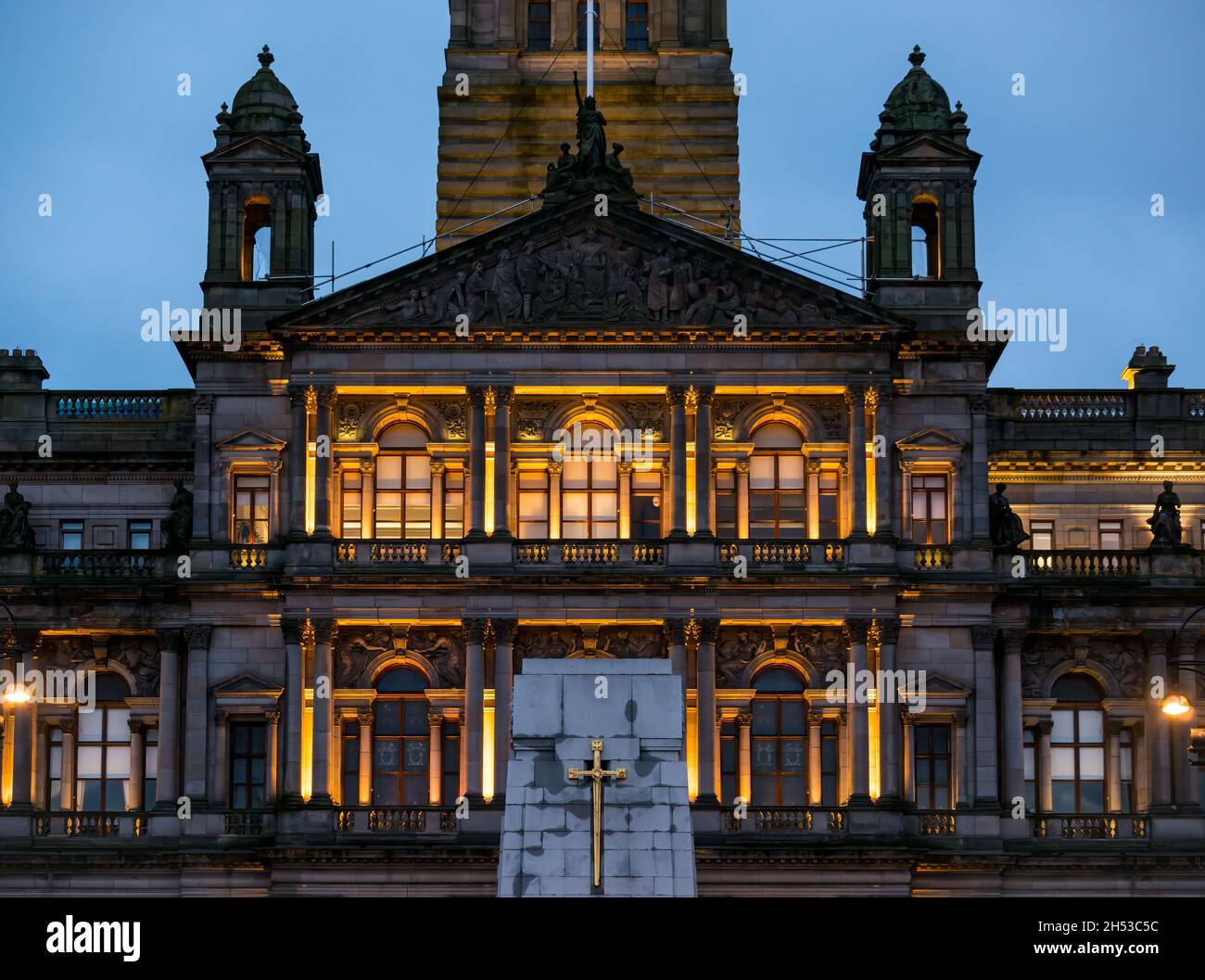 Glasgow City Chambers großes viktorianisches Gebäude, beleuchtet bei Nacht, George Square, Schottland, Großbritannien Stockfoto
