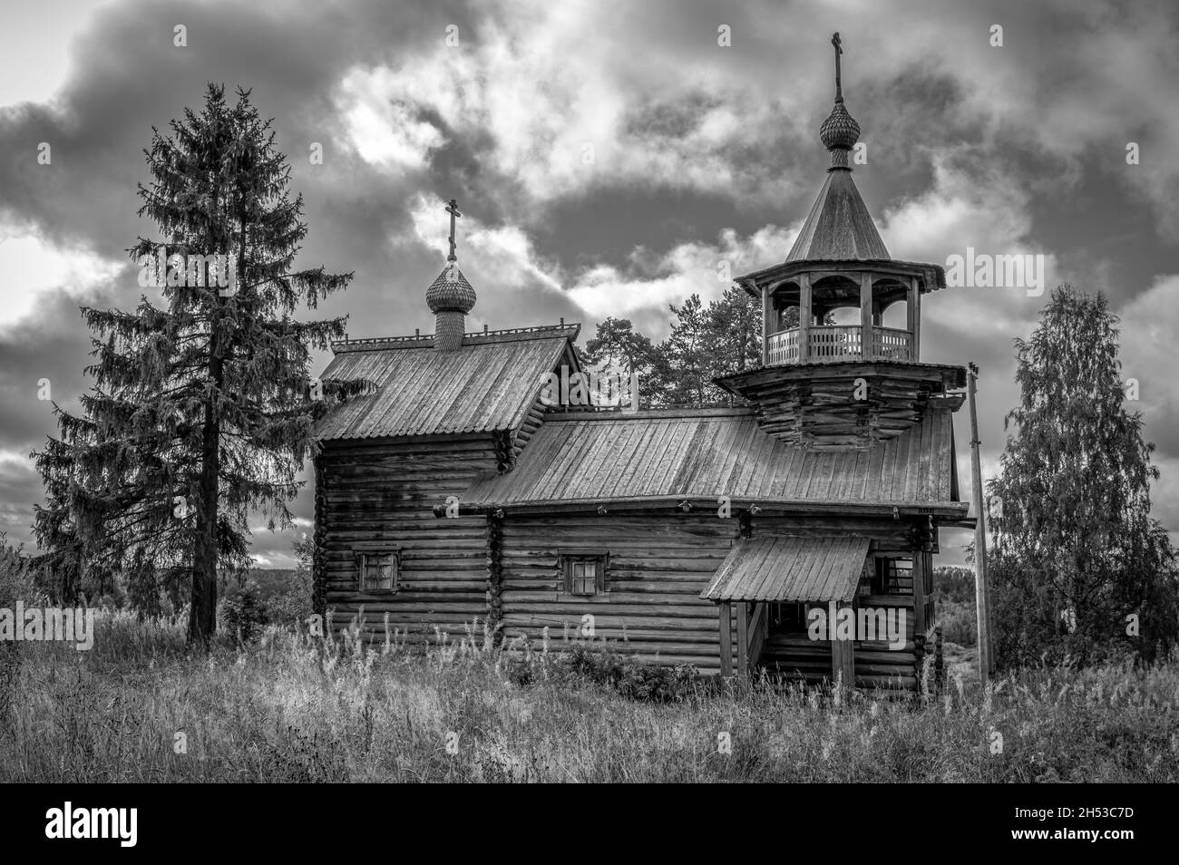 Alte Holzkapelle der Jungfrau Maria im Dorf man′gu. Karelien, Russland. Schwarz und Weiß. Stockfoto