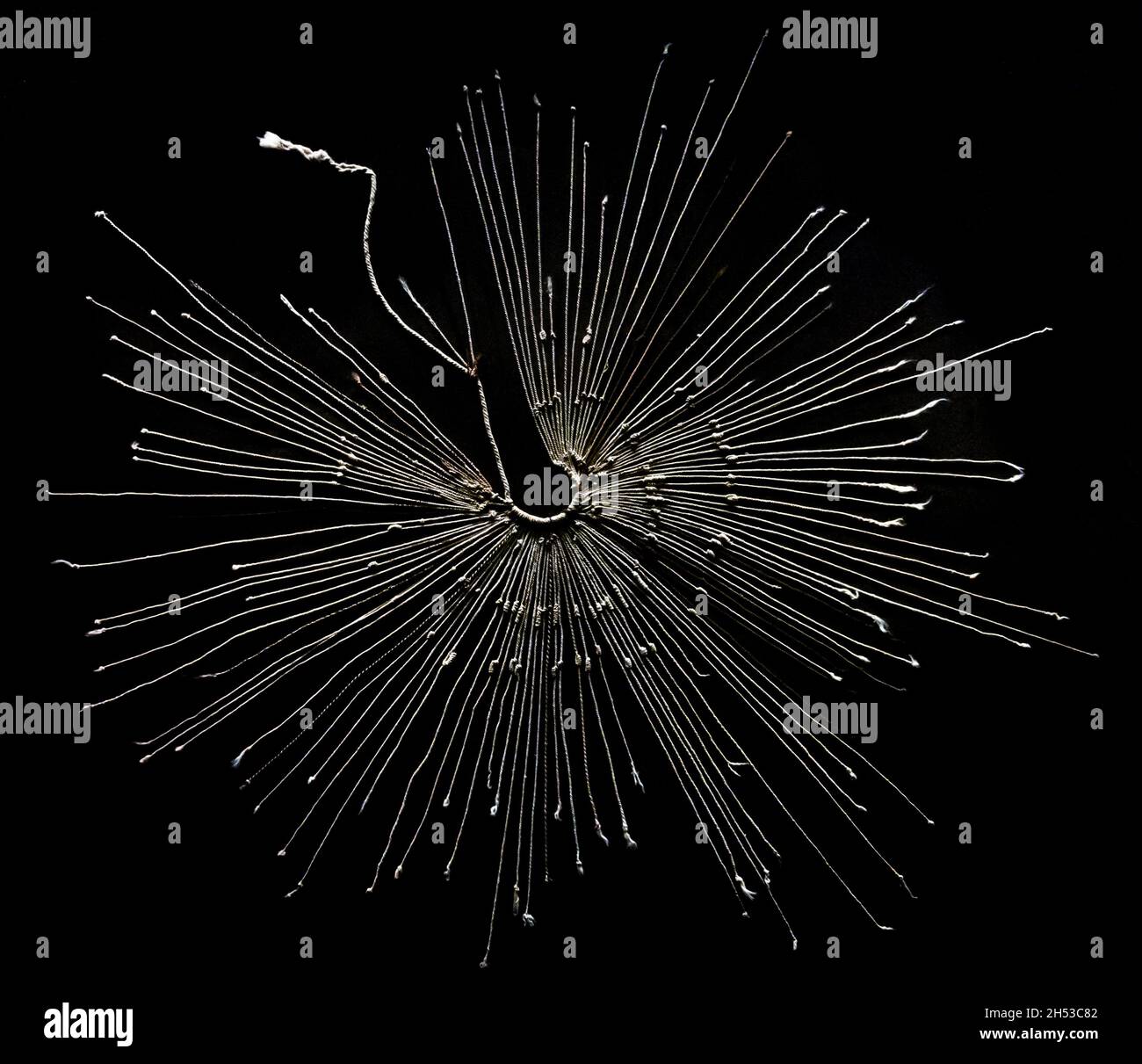 Präkolumbianische Museumsartefakte quipu, khipu oder sprechender Knoten; uraltes Buchhaltungs- oder Kommunikationssystem der Andenkultur aus geknüpften Wollsträngen, Chile Stockfoto