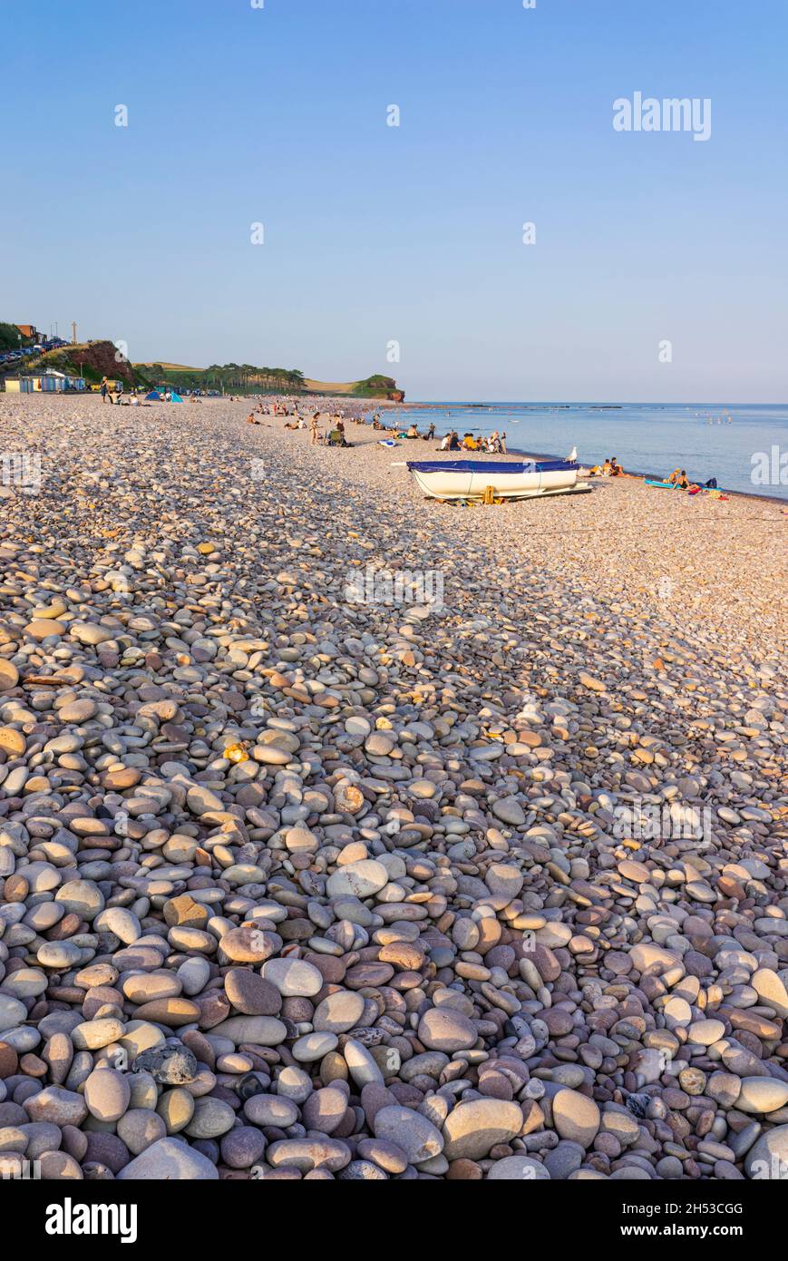 Dämmerung und umgedrehte Boote auf dem Pebble Beach am Budleigh Salterton Beach Devon England GB Europa Stockfoto