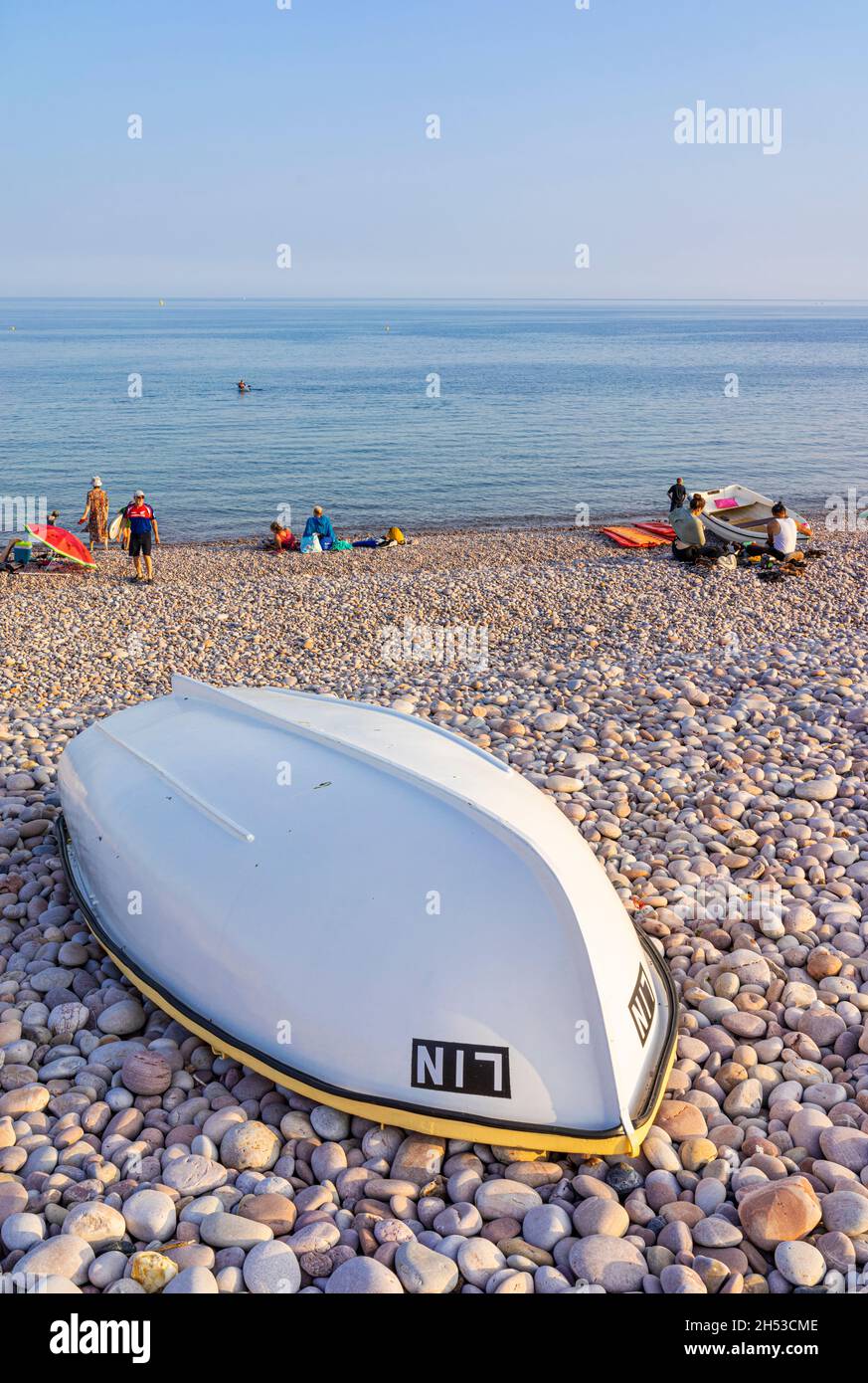 Dämmerung und umgedrehte Boote auf dem Pebble Beach am Budleigh Salterton Beach Devon England GB Europa Stockfoto
