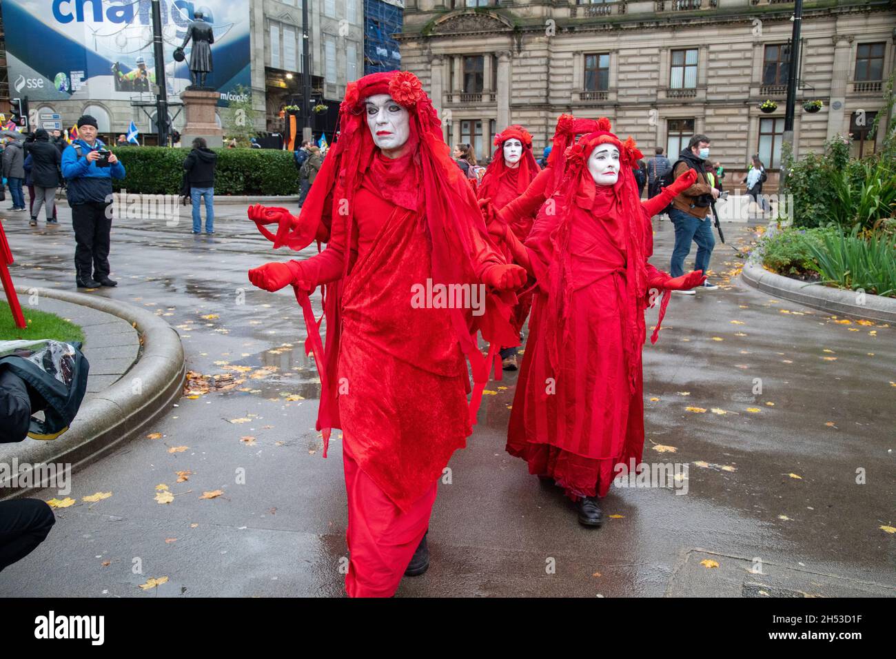 Die Rote Rebellenbrigade nimmt am 6. November 2021 am Welttag der Klimagerechtigkeit in Glasgow Teil Stockfoto