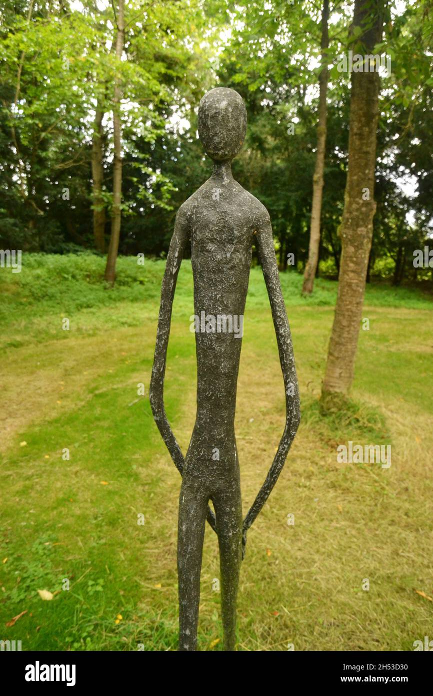 Humaneske Statue auf dem Gelände des Clare Priorat, Suffolk UK beschriftete 'GEWÄHLTES Schweigen Sing to Me Gerard Manley Hopkins' (Es ist eine Zeile aus seiner Poesie) Stockfoto