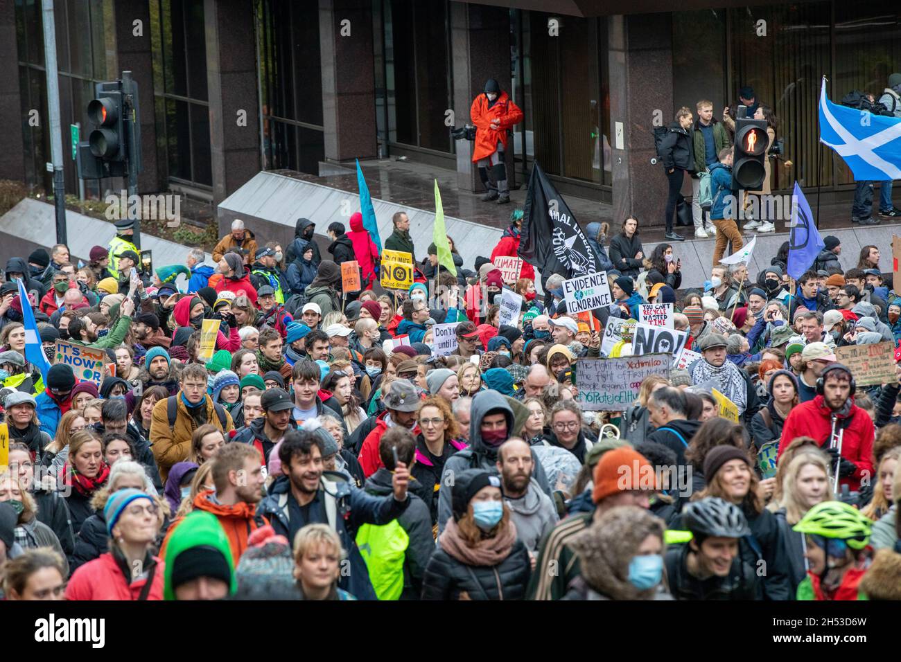 Rund 100,000 Demonstranten nehmen am COP26 Global Day of Action for Climate Justice March am 6. November 2021 in Glasgow Teil Stockfoto