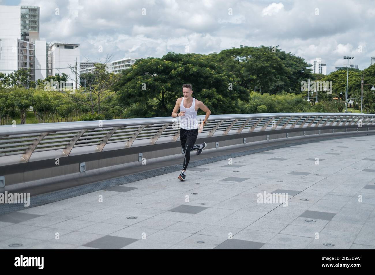 Sportlich aktiver junger Mann in Sportbekleidung Joggen im Park. Fit kaukasischen Mann läuft im Freien.gesundes Lifestyle-Konzept, Sport im Freien, Training Stockfoto