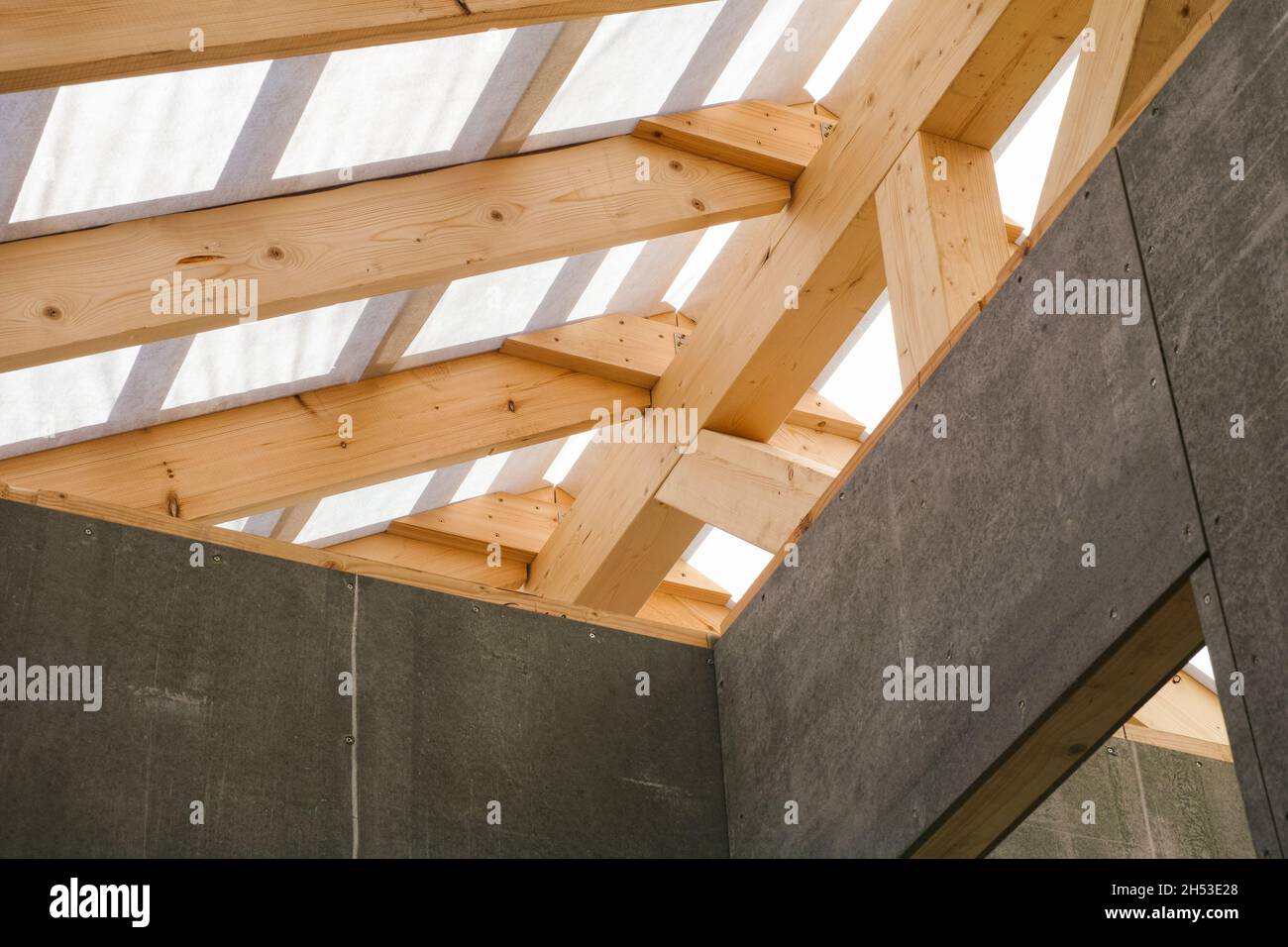 Ein Dachsparren, das im Bau ist. Die Aufnahme stammt aus dem Inneren des Hauses. Nahaufnahme Stockfoto