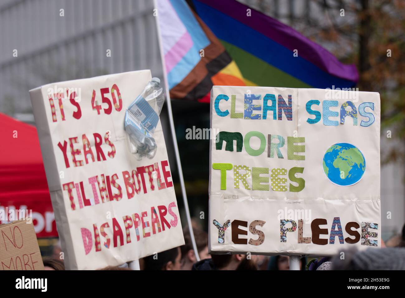 Manchester, Großbritannien. November 2021. COP 26 Protest Manchester.Demonstranten versammelten sich zum marsch auf dem St. Peter's Square in Manchester, Großbritannien. Der Protest fand auf dem Petersplatz statt (dem Ort des Massakers von Peterloo im Jahr 1819, an dem während der industriellen Revolution Industriearbeiter protestierten). Menschen versammelten sich weltweit, um radikale Maßnahmen gegen den Klimawandel und die Klimagerechtigkeit zu fordern während der COP 26 in Glasgow, Großbritannien, sind in ganz Manchester und auf der ganzen Welt Protesttage geplant. Picture garyroberts/worldwidefeatures.com Quelle: GARY ROBERTS/Alamy Live News Stockfoto