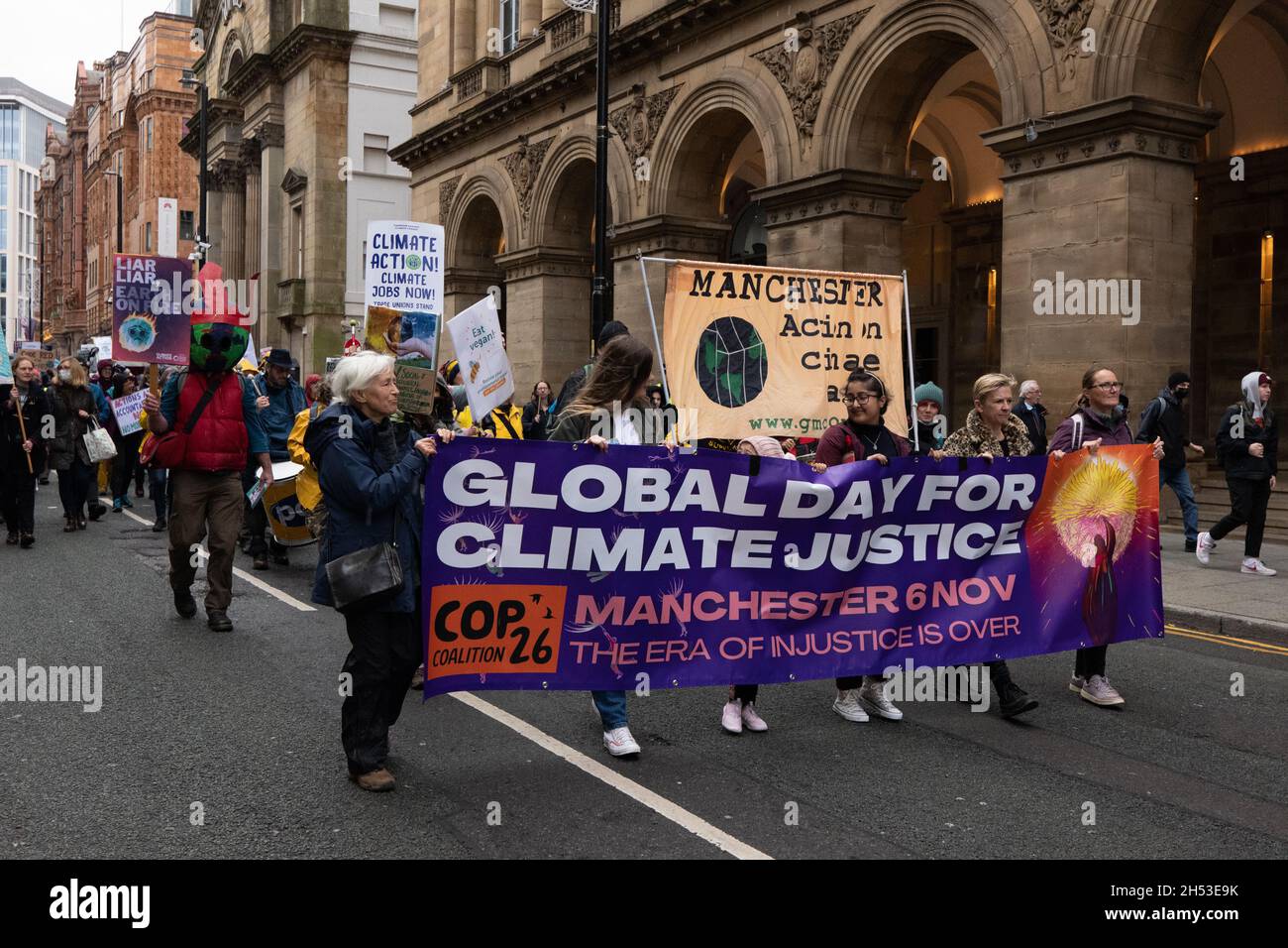 Manchester, Großbritannien. November 2021. COP 26 Protest Manchester.Demonstranten versammelten sich zum marsch auf dem St. Peter's Square in Manchester, Großbritannien. Der Protest fand auf dem Petersplatz statt (dem Ort des Massakers von Peterloo im Jahr 1819, an dem während der industriellen Revolution Industriearbeiter protestierten). Menschen versammelten sich weltweit, um radikale Maßnahmen gegen den Klimawandel und die Klimagerechtigkeit zu fordern während der COP 26 in Glasgow, Großbritannien, sind in ganz Manchester und auf der ganzen Welt Protesttage geplant. Picture garyroberts/worldwidefeatures.com Quelle: GARY ROBERTS/Alamy Live News Stockfoto