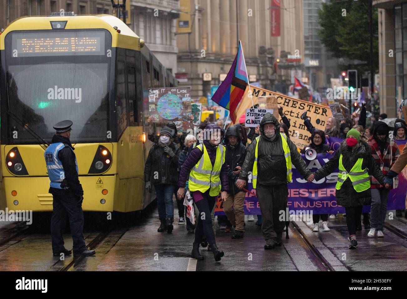 Manchester, Großbritannien. November 2021. COP 26 Protest Manchester.Demonstranten versammelten sich zum marsch auf dem St. Peter's Square in Manchester, Großbritannien. Der Protest fand auf dem Petersplatz statt (dem Ort des Massakers von Peterloo im Jahr 1819, an dem während der industriellen Revolution Industriearbeiter protestierten). Menschen versammelten sich weltweit, um radikale Maßnahmen gegen den Klimawandel und die Klimagerechtigkeit zu fordern während der COP 26 in Glasgow, Großbritannien, sind in ganz Manchester und auf der ganzen Welt Protesttage geplant. Picture garyroberts/worldwidefeatures.com Quelle: GARY ROBERTS/Alamy Live News Stockfoto