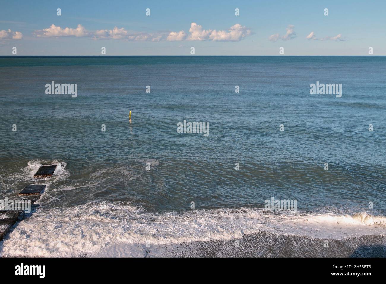 Wellenbrecher und Meer nach dem Sturm der letzten Nacht. Adler, Sotschi, Russland Stockfoto