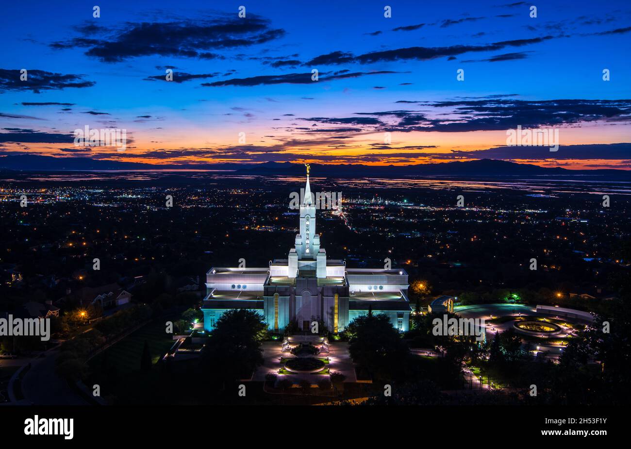 Üppiger LDS Tempel bei Sonnenuntergang mit Blick auf Great Salt Lake - Utah Stockfoto