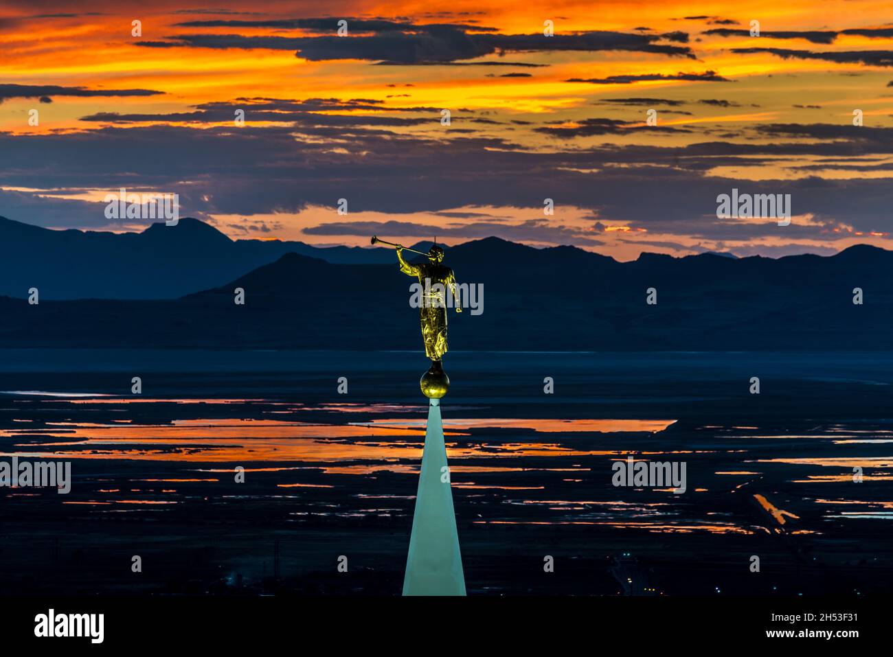 Üppiger LDS Tempel bei Sonnenuntergang mit Blick auf Great Salt Lake und Angel Moroni Statue - Utah Stockfoto