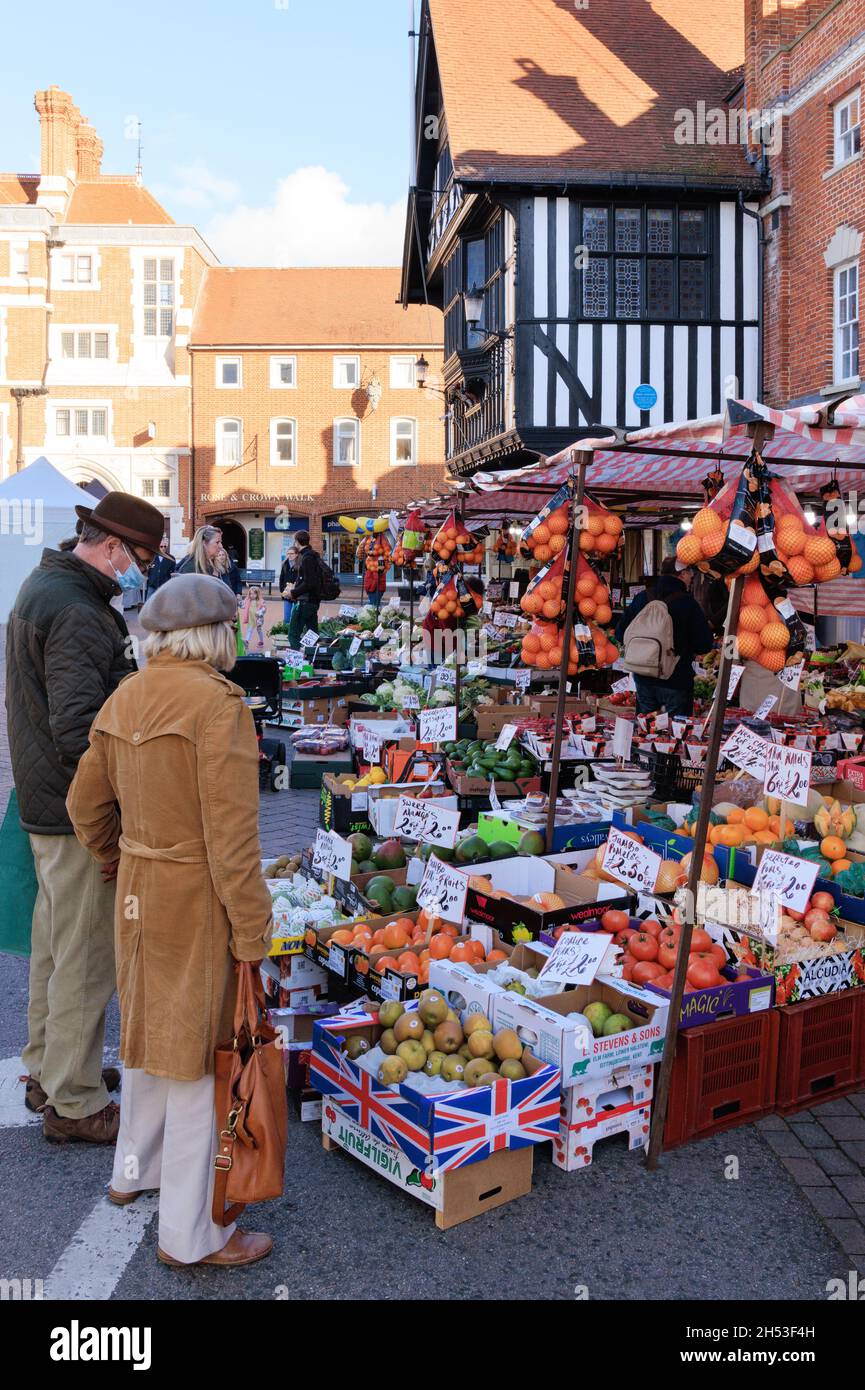 Marktstadt in England; Menschen, die an einem Lebensmittelmarkt einkaufen, Saffron Walden Markt, Saffron Walden Essex UK Stockfoto