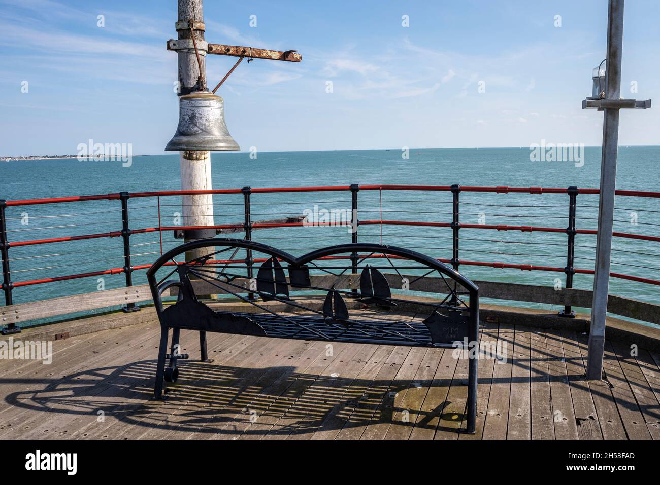 Alte Glocke und Sitzbank am Ende des Southend Pier in der Themse-Mündung mit Blick auf die Nordsee, Großbritannien. Weiter Horizont Stockfoto