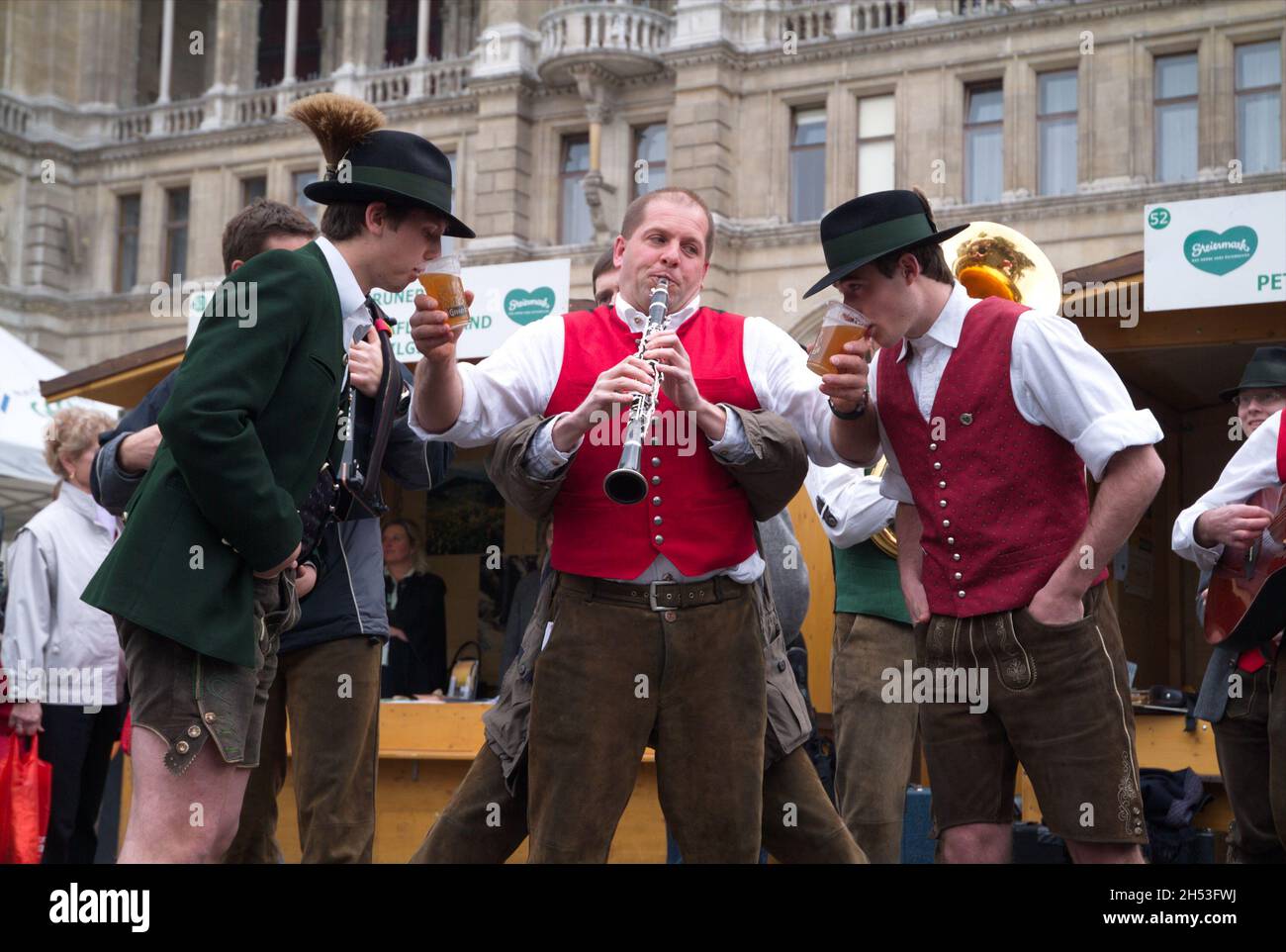 Wien, Österreich. 12. April 2008. Steiermark Dorf am Wiener Rathausplatz. Volksmusikgruppe mit Showprogramm Stockfoto