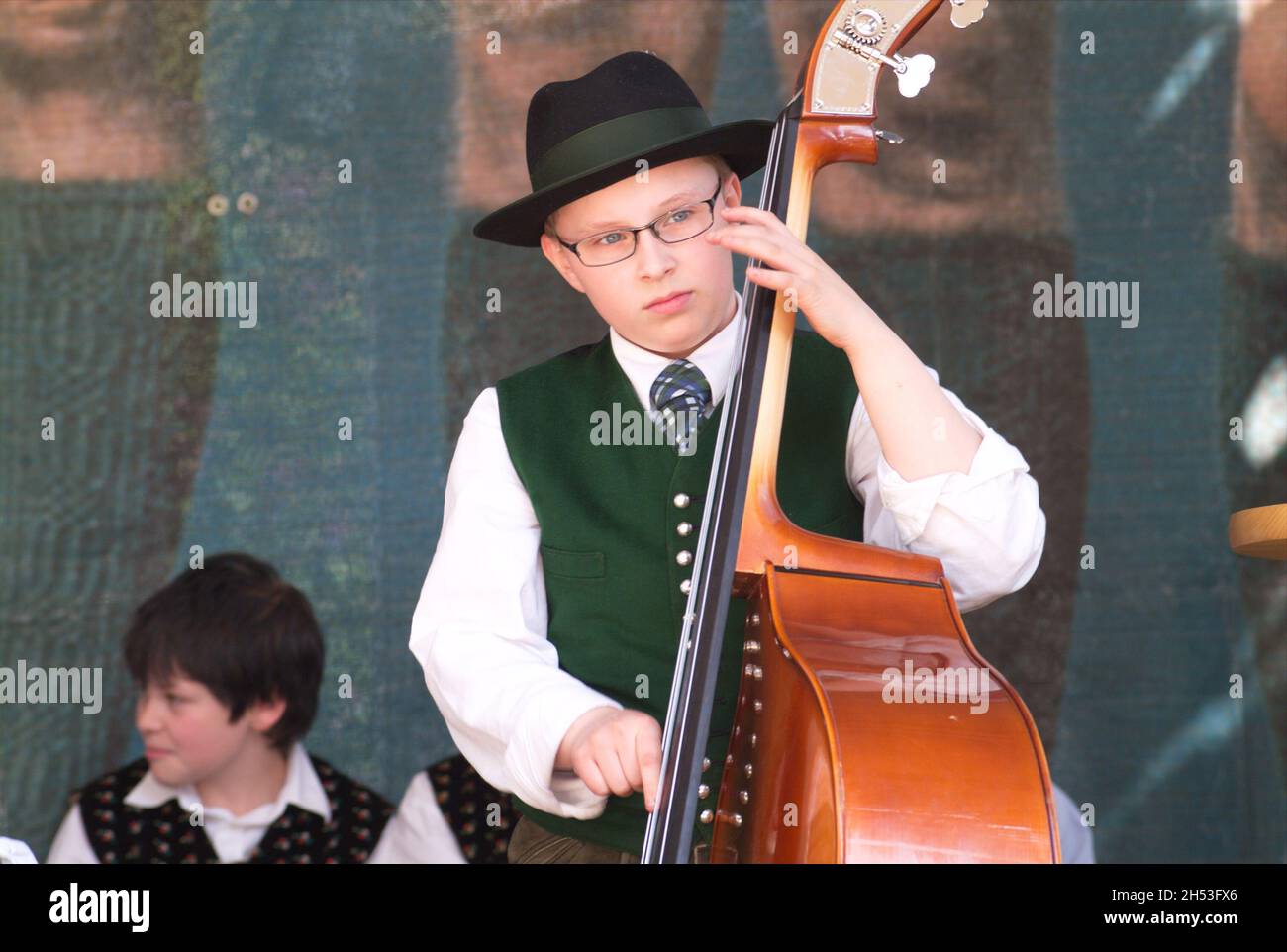 Wien, Österreich. 12. April 2008. Steiermark Dorf am Wiener Rathausplatz. Kinder- und Jugendvolksmusikgruppe im steirischen Dorf Stockfoto