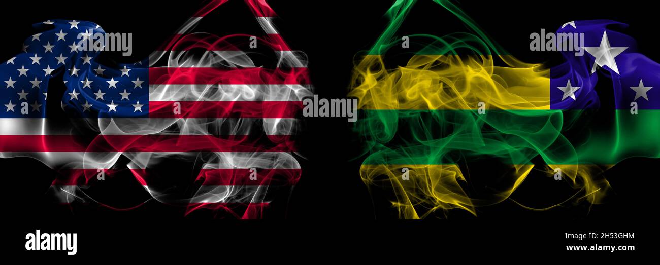 Vereinigte Staaten von Amerika gegen Brasilien, Brasilianer, Sergipe Rauchflaggen nebeneinander platziert Stockfoto