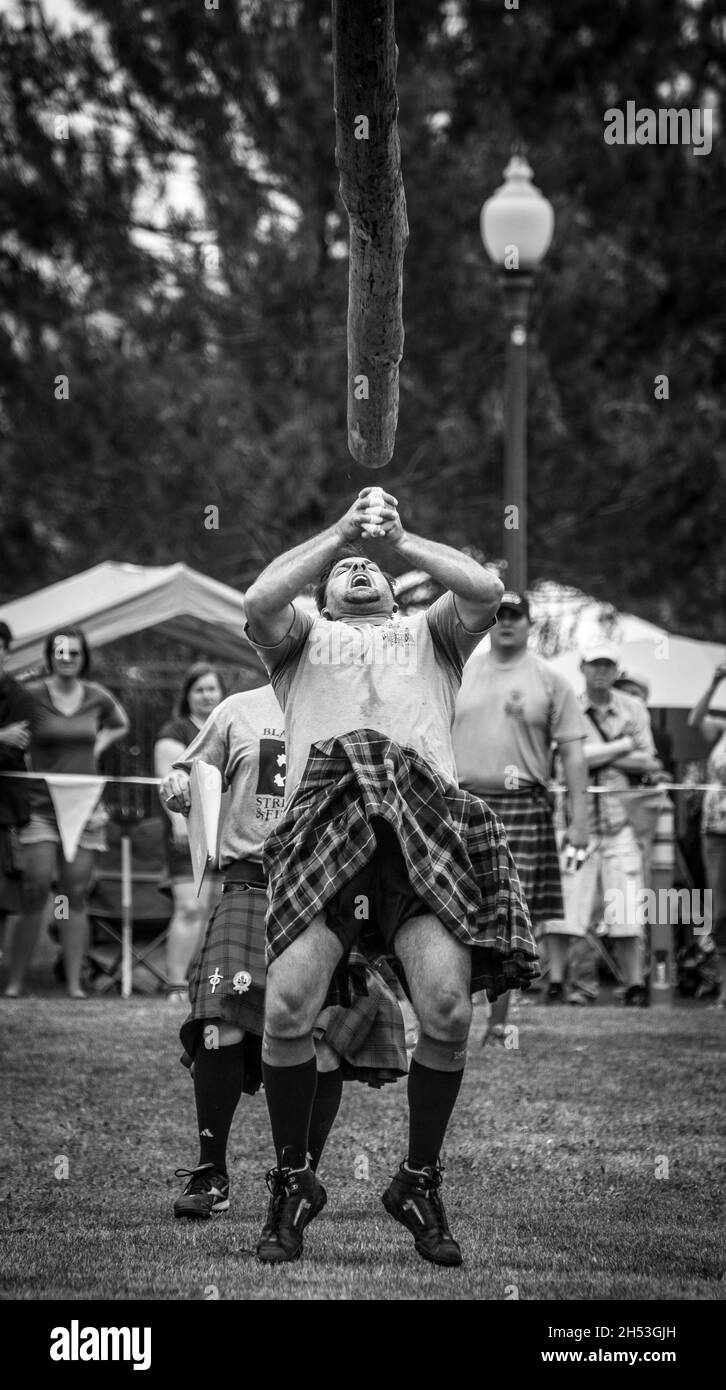 Caber Toss - 2016 Utah Scottish Festival und Highland Games Stockfoto