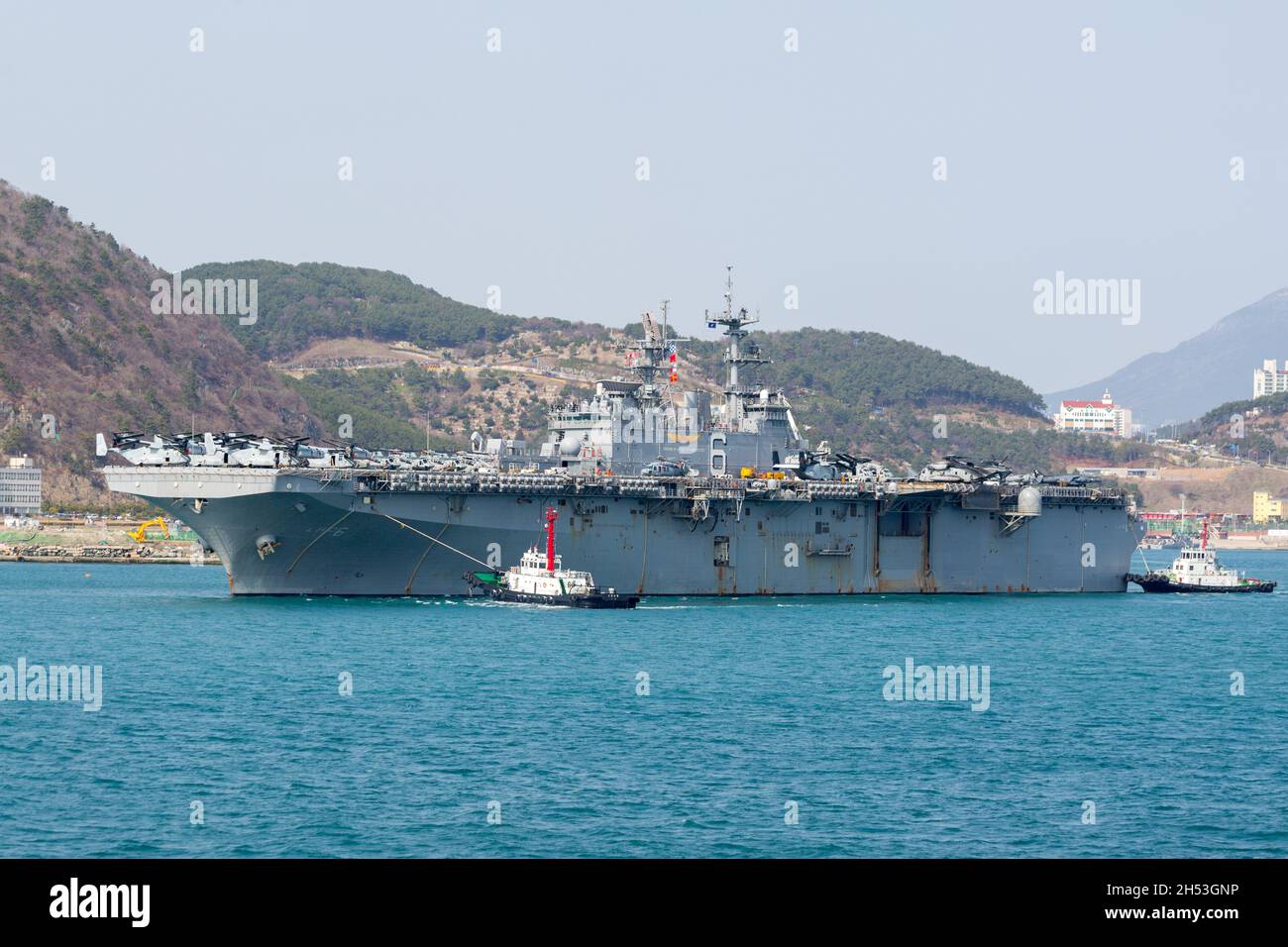 Busan, Südkorea - 7. März 2016: Amerikanischer Flugzeugträger kostet an einem Liegeplatz. Stockfoto