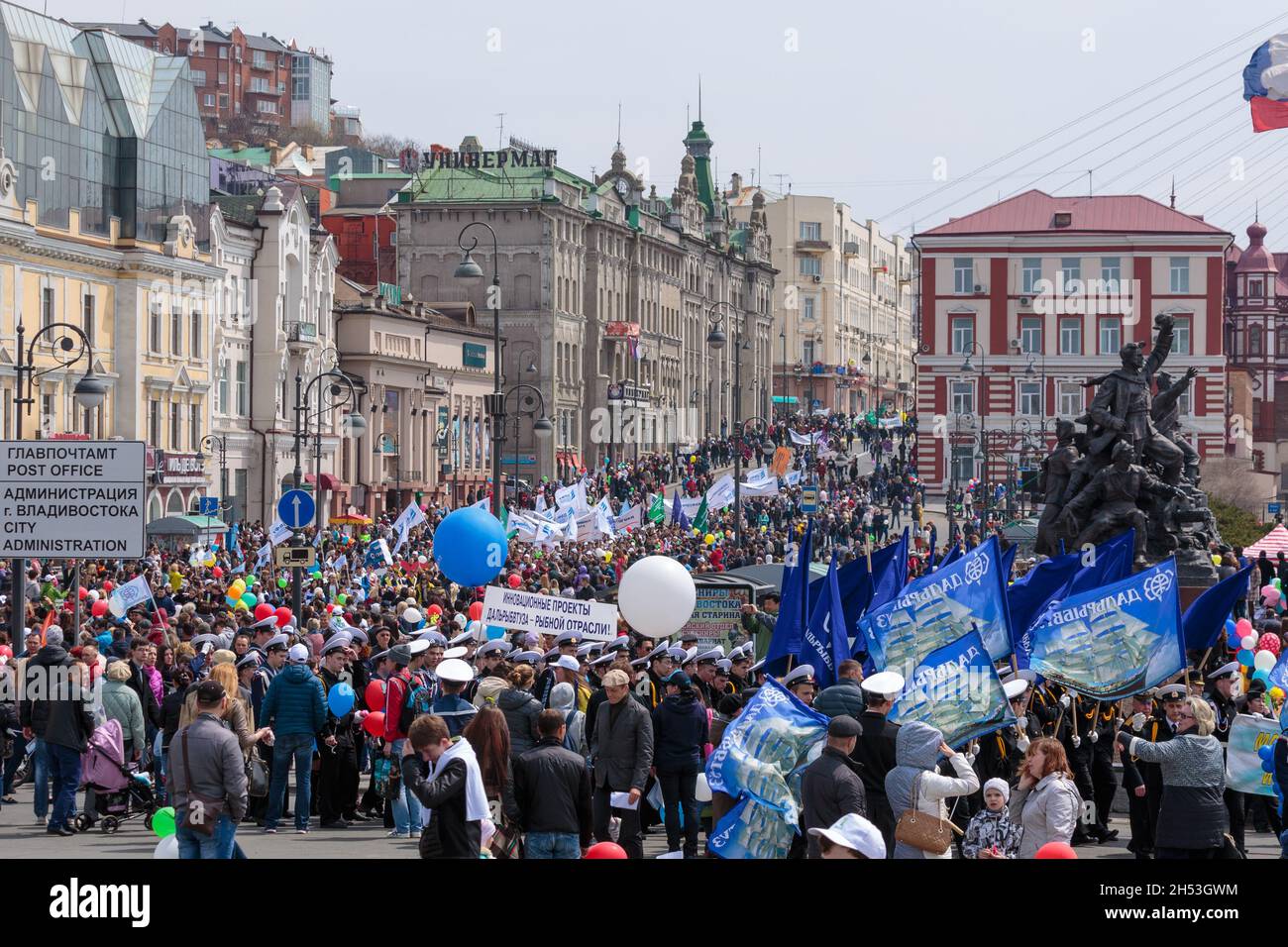 Wladiwostok, Russland - 1. Mai 2016: Feierliche Prozession zum 1. Mai. Stockfoto